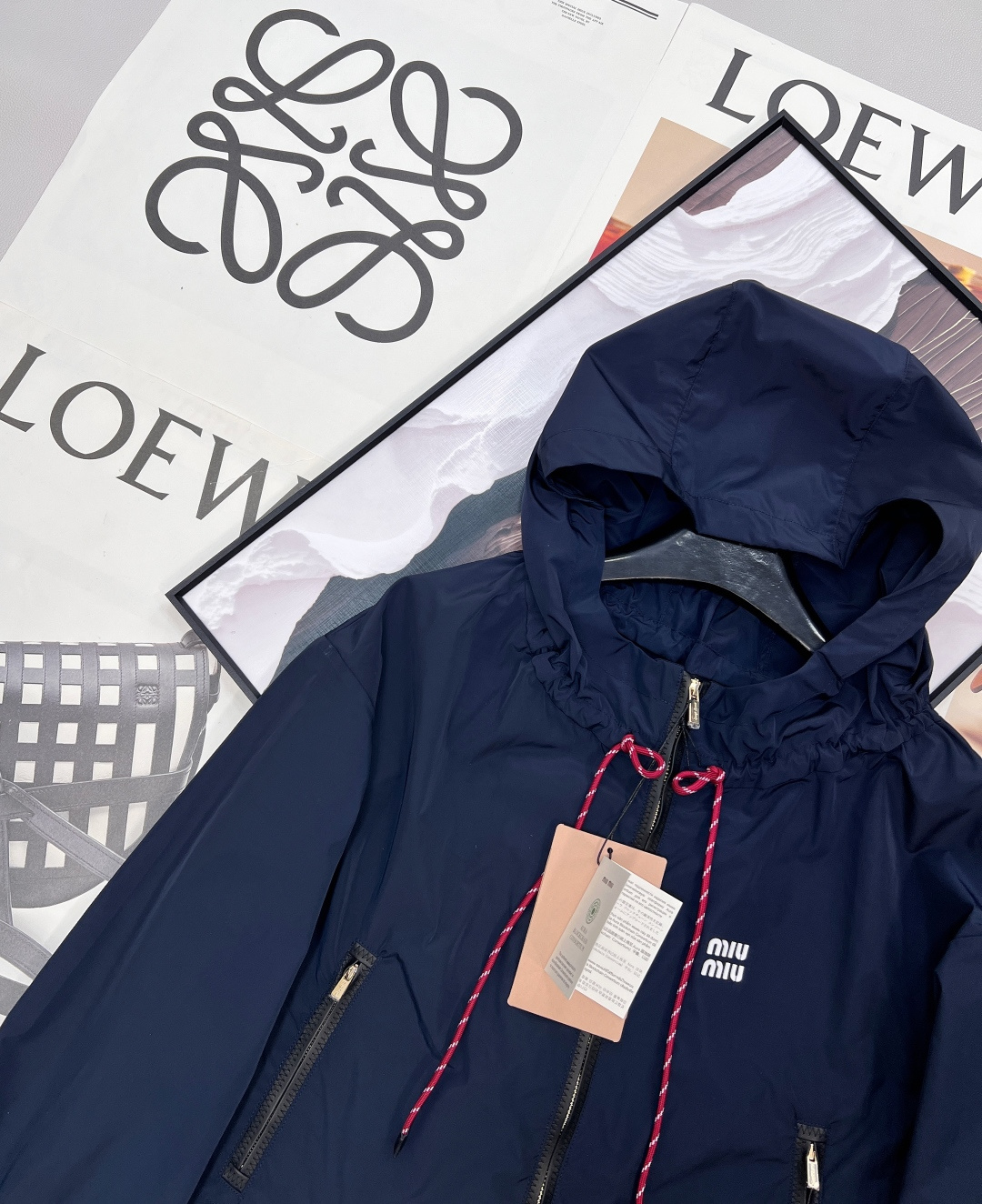 🆕MIU MIU 薄款尼龙字母防晒休闲外套原版定制面料轻盈舒适透气质感超赞 经典连帽百搭版型减龄少女风 