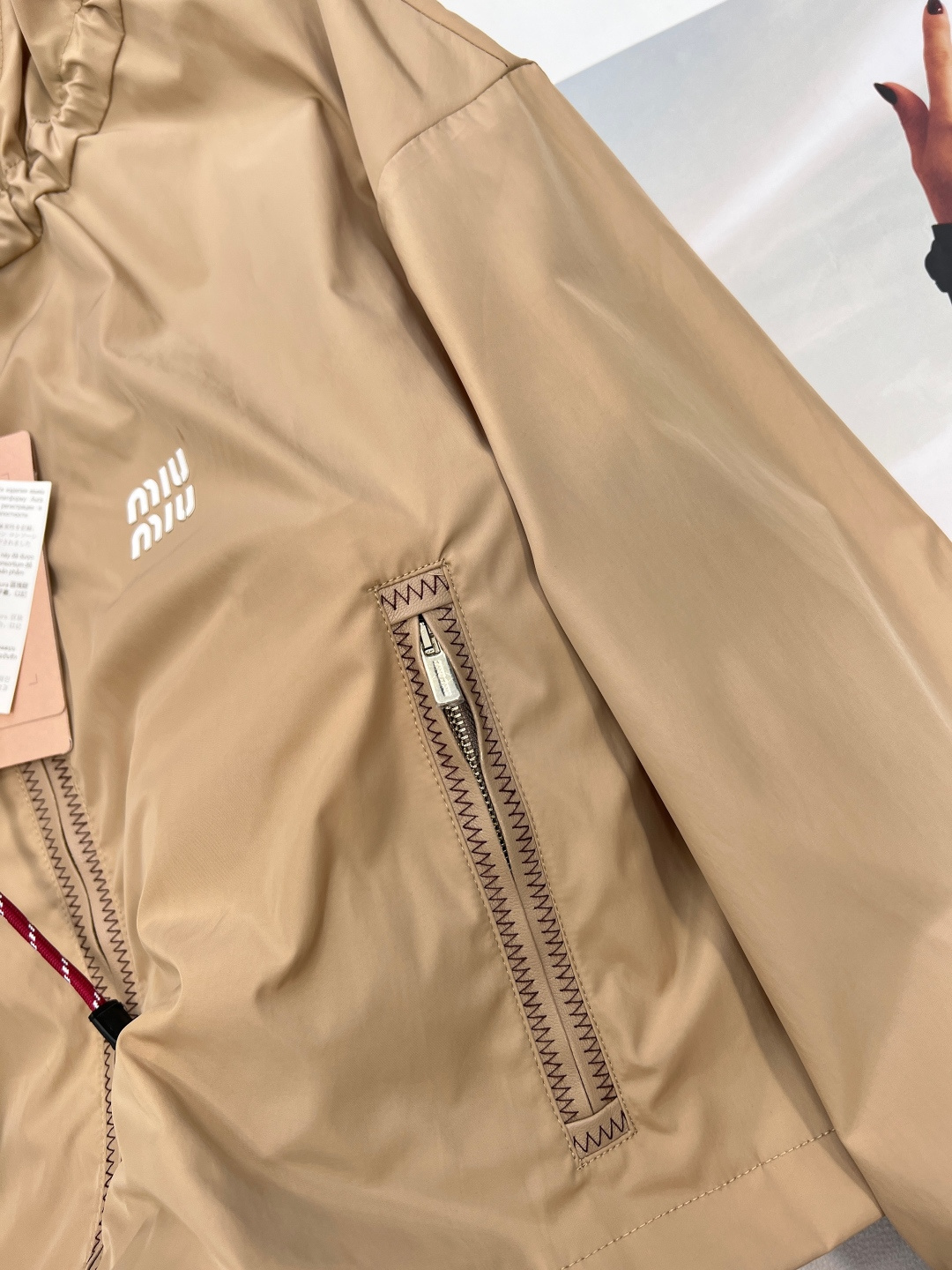 🆕MIU MIU 薄款尼龙字母防晒休闲外套原版定制面料轻盈舒适透气质感超赞 经典连帽百搭版型减龄少女风 