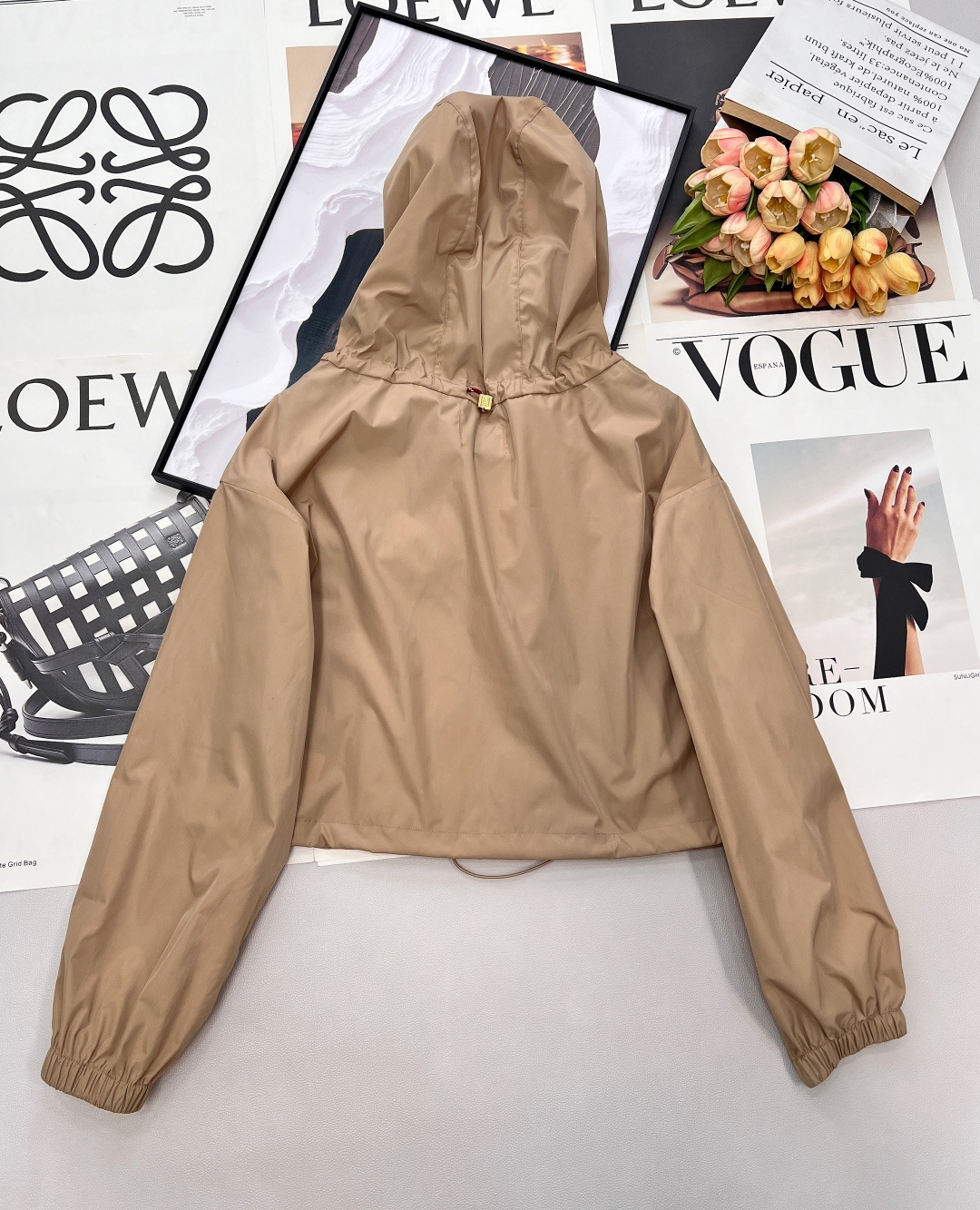 🆕MIU MIU 薄款尼龙字母防晒休闲外套原版定制面料轻盈舒适透气质感超赞 经典连帽百搭版型减龄少女风 