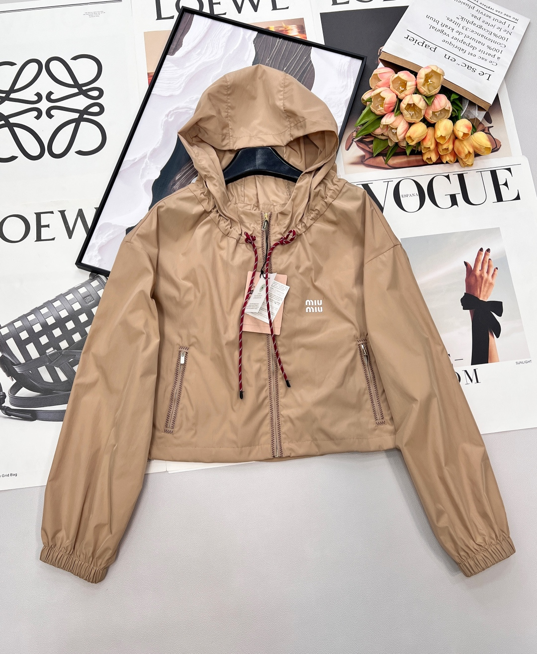 NO:737997,MIU MIU thin nylon monogram sun protection casual jacket. The original customized fabric is light, comfortable, breathable and has a great texture. The classic hooded and versatile version has an age-reducing girlish style. It is fashionable and handsome with a leather lip red webbing, which is sweet and salty!  It’s versatile and doesn’t pick anyone, so don’t miss it if you have a beautiful upper body!  Summer wear is casual and lazy, the retro color design is simple and unique, and it is very wearable!  Super popular style. It is ok to match the same style of skirt, shorts or long skirt. It has a girly look full of vitality. It can be sweet or salty. It can be worn in complete sets to reduce age. The high-end fashion series is released, shorts, skirts and jacket series are released!  Three standards are complete, three colors are outstanding!  Size sml code,,miumiu,skirts,shorts,jackets & coats,hats,19860909MIU MIU 薄款尼龙字母防晒休闲外套 原版定制面料轻盈舒适透气质感超赞 经典连帽百搭版型减龄少女风 搭配皮口红色织带时髦帅气可甜可盐！百搭不挑人上身美的不要不要的！ 夏日穿搭随性慵懒感 复古配色设计风格简约独特 实穿性很好！ 超级爆款 搭配同款半裙 短裤 长款半裙都ok 元气满满的少女感 可甜可盐 成套出街洋气减龄 高级时髦系列出,短裤,半裙,外套系列出！三标齐全,三色出！ 尺码sml 编码,,miumiu,skirts,shorts,jackets & coats,hats,,Women's clothing