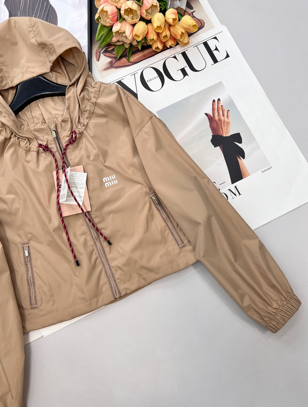 🆕MIU MIU 薄款尼龙字母防晒休闲外套原版定制面料轻盈舒适透气质感超赞 经典连帽百搭版型减龄少女风 