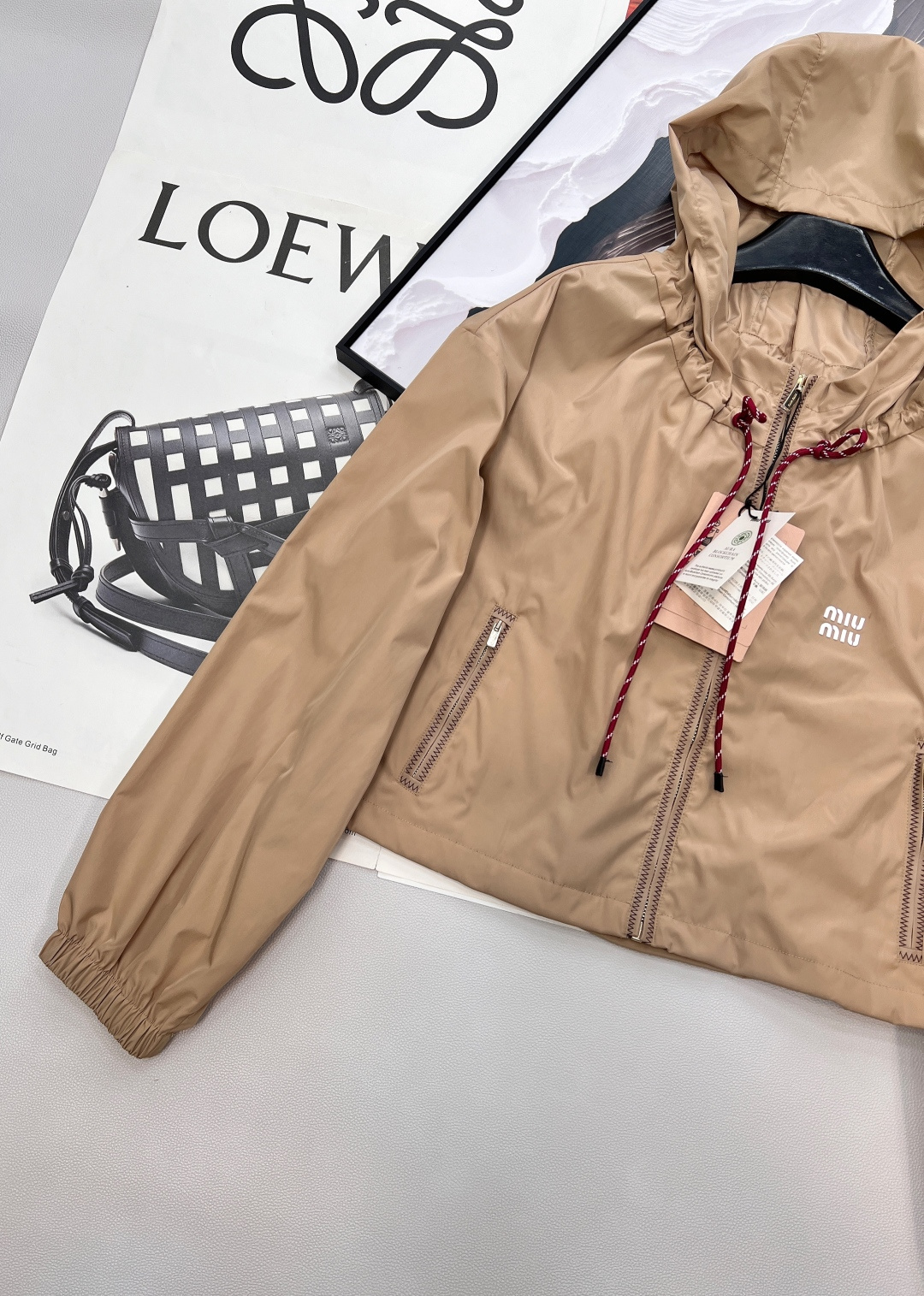 🆕MIU MIU 薄款尼龙字母防晒休闲外套原版定制面料轻盈舒适透气质感超赞 经典连帽百搭版型减龄少女风 