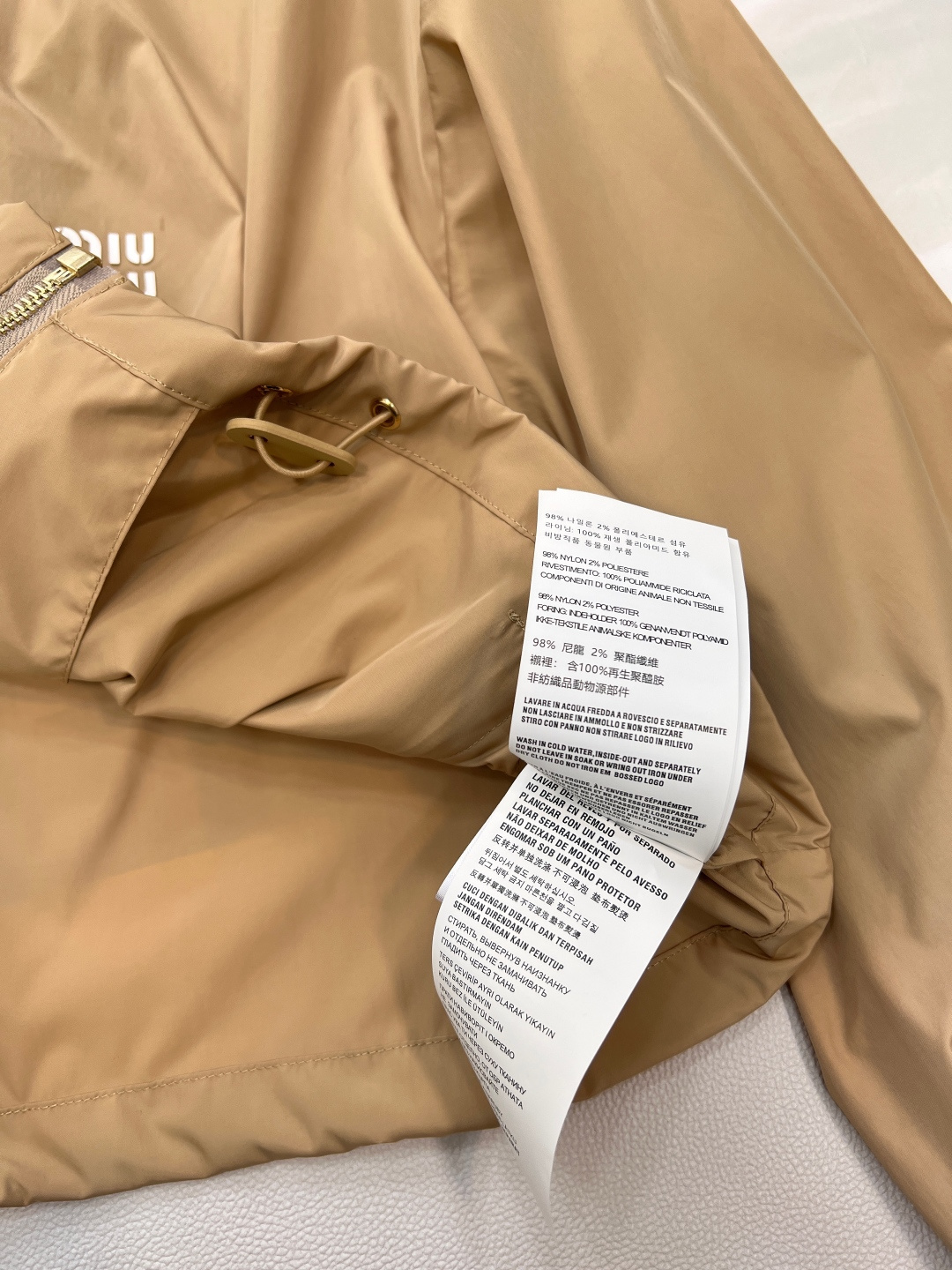 🆕MIU MIU 薄款尼龙字母防晒休闲外套原版定制面料轻盈舒适透气质感超赞 经典连帽百搭版型减龄少女风 