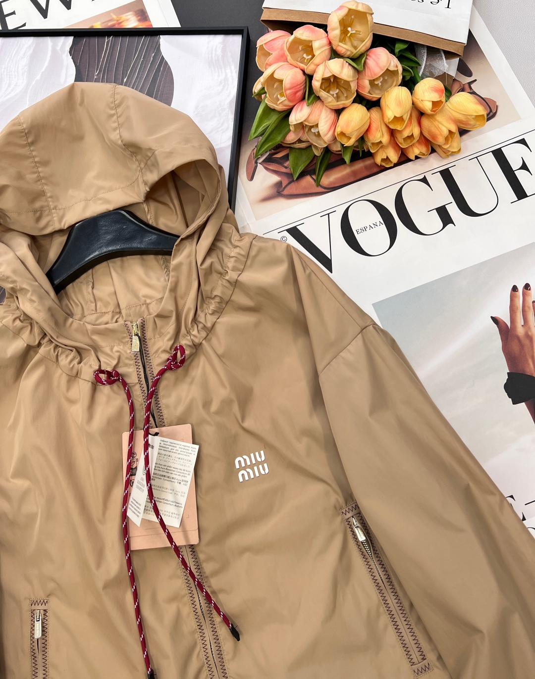 🆕MIU MIU 薄款尼龙字母防晒休闲外套原版定制面料轻盈舒适透气质感超赞 经典连帽百搭版型减龄少女风 