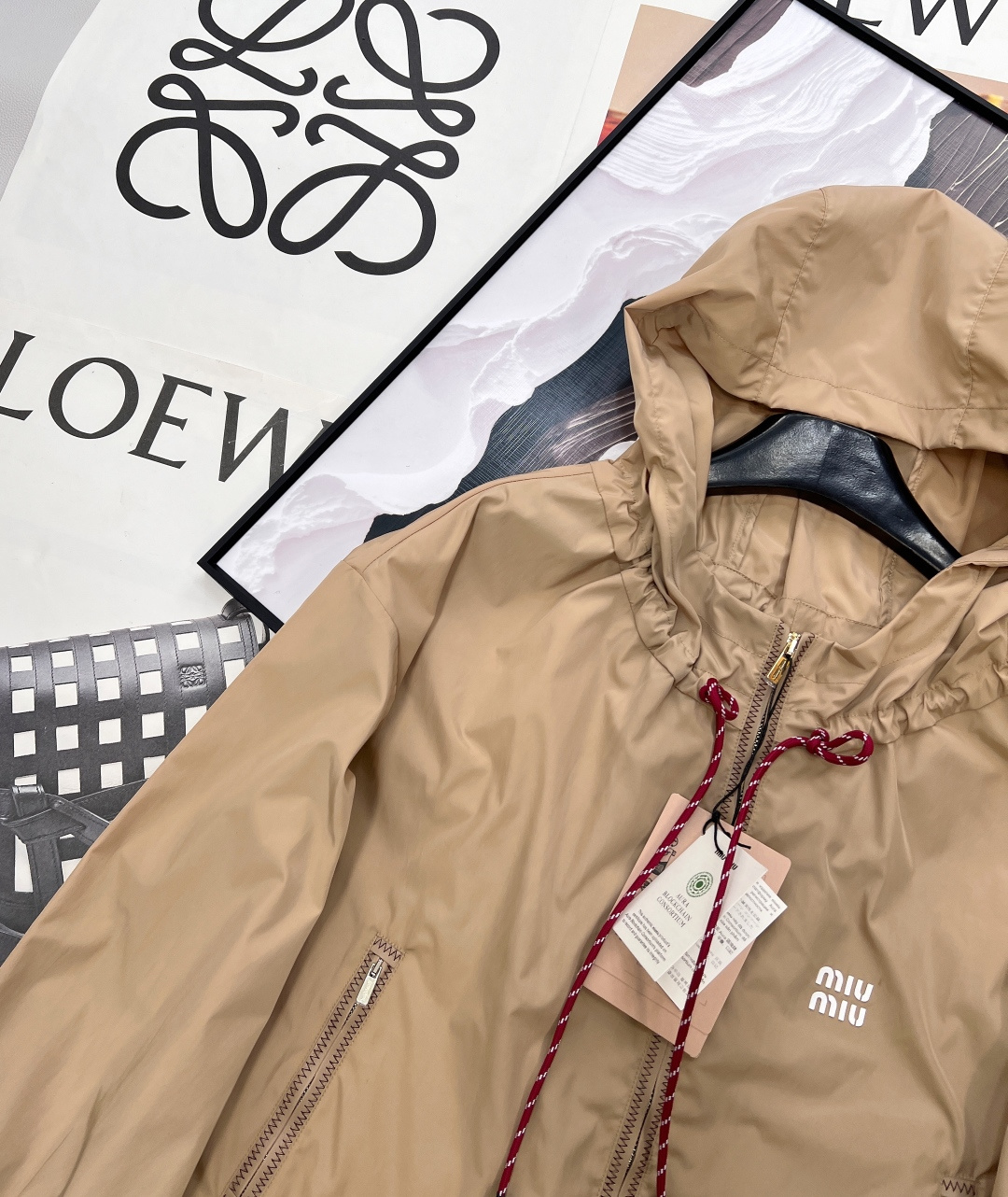 🆕MIU MIU 薄款尼龙字母防晒休闲外套原版定制面料轻盈舒适透气质感超赞 经典连帽百搭版型减龄少女风 