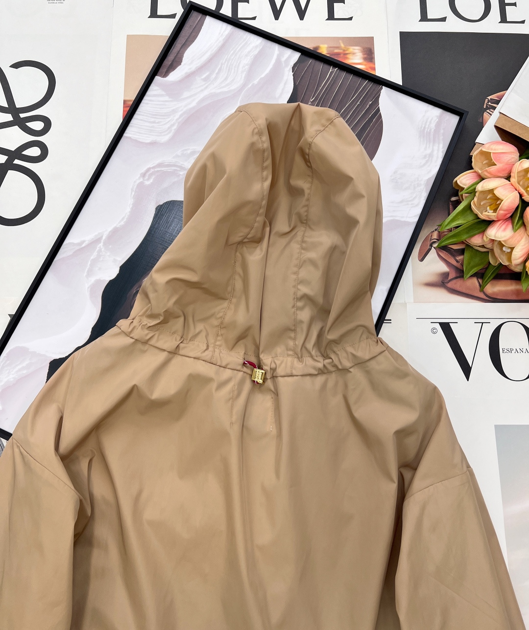 🆕MIU MIU 薄款尼龙字母防晒休闲外套原版定制面料轻盈舒适透气质感超赞 经典连帽百搭版型减龄少女风 