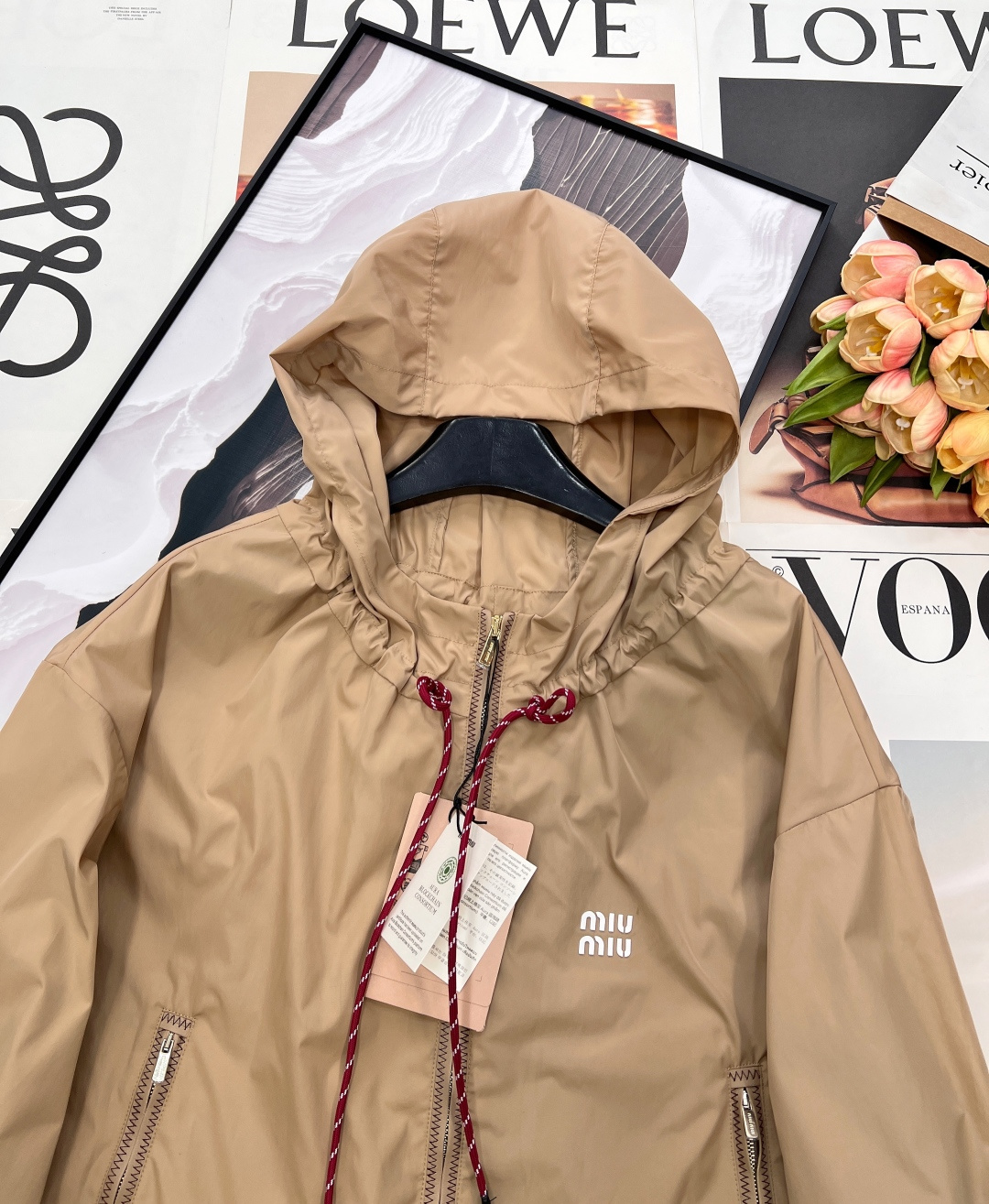 🆕MIU MIU 薄款尼龙字母防晒休闲外套原版定制面料轻盈舒适透气质感超赞 经典连帽百搭版型减龄少女风 