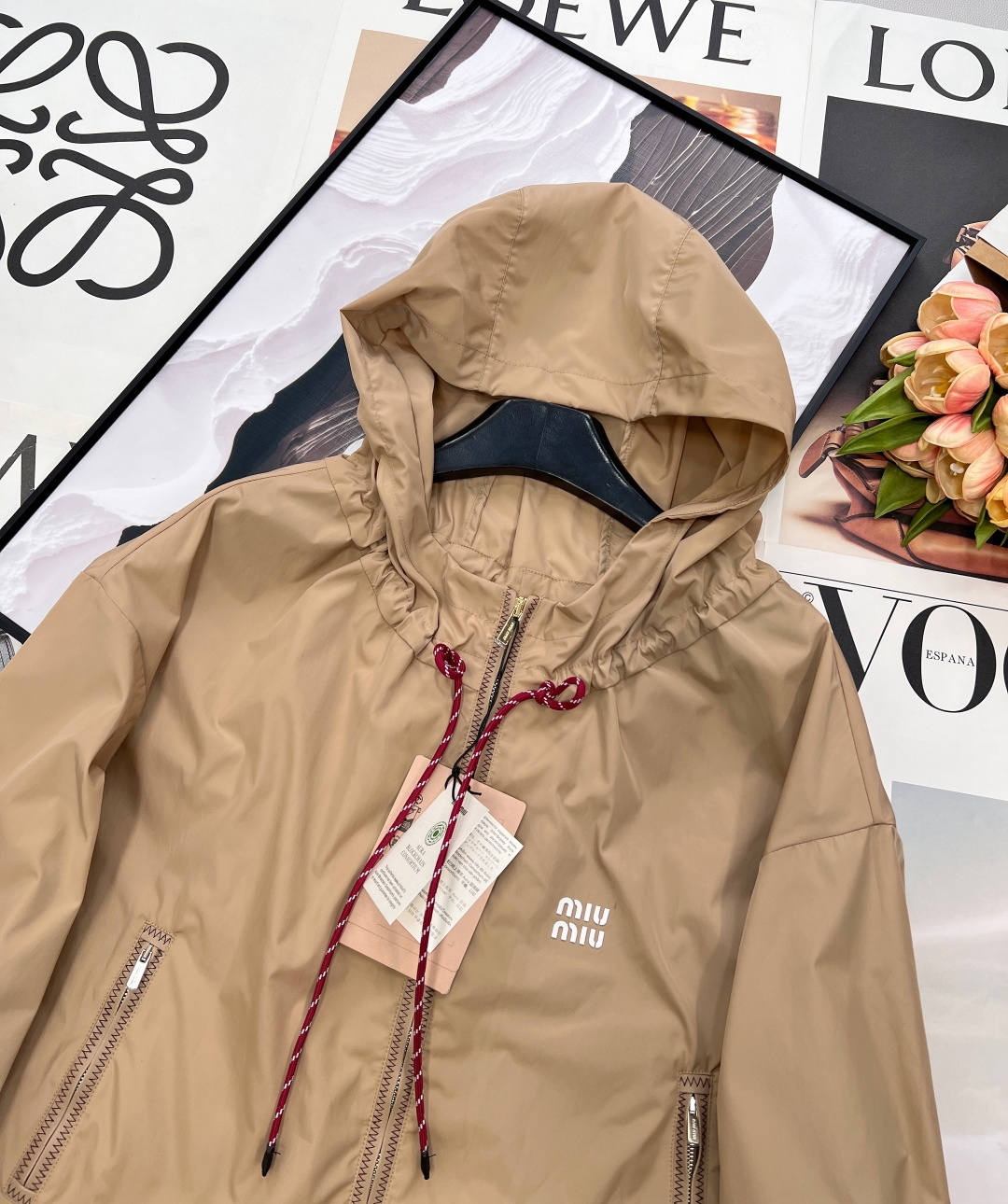 🆕MIU MIU 薄款尼龙字母防晒休闲外套原版定制面料轻盈舒适透气质感超赞 经典连帽百搭版型减龄少女风 