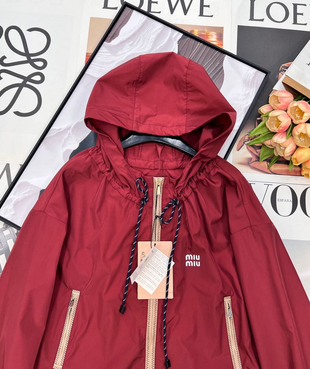 🆕MIU MIU 薄款尼龙字母防晒休闲外套原版定制面料轻盈舒适透气质感超赞 经典连帽百搭版型减龄少女风 