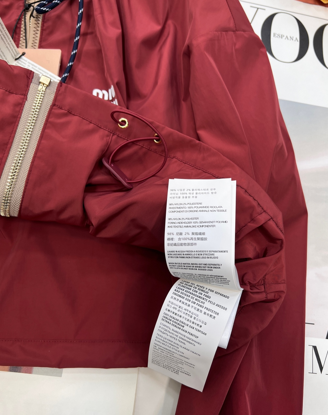 🆕MIU MIU 薄款尼龙字母防晒休闲外套原版定制面料轻盈舒适透气质感超赞 经典连帽百搭版型减龄少女风 