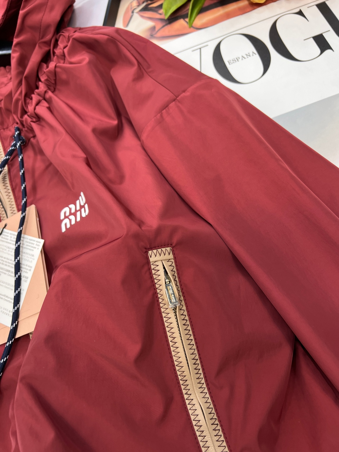 🆕MIU MIU 薄款尼龙字母防晒休闲外套原版定制面料轻盈舒适透气质感超赞 经典连帽百搭版型减龄少女风 