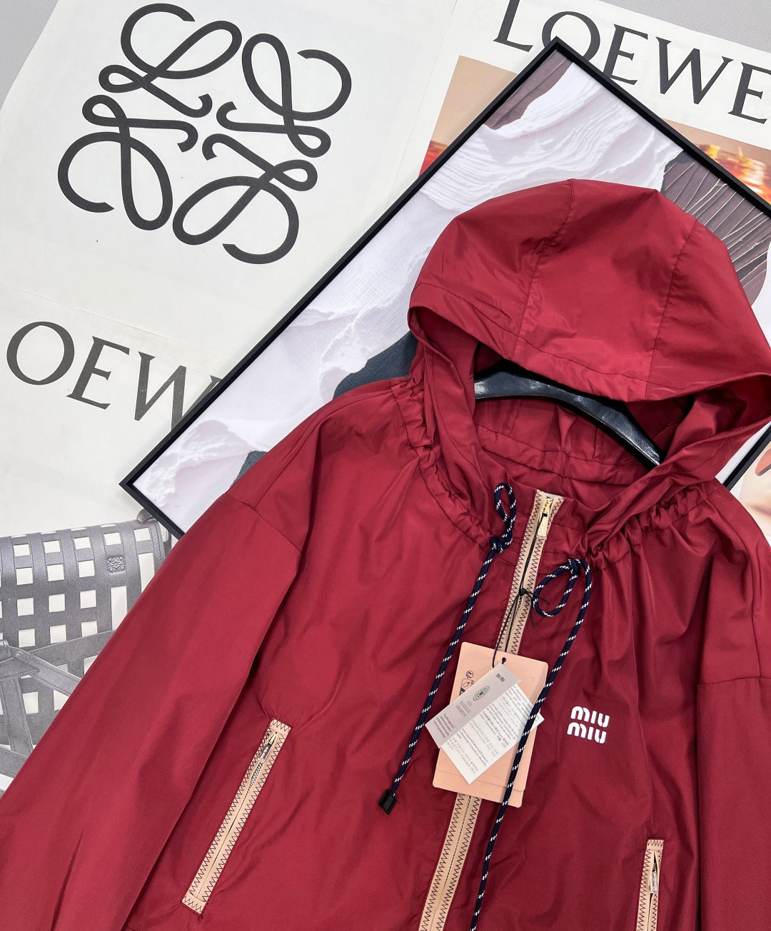 🆕MIU MIU 薄款尼龙字母防晒休闲外套原版定制面料轻盈舒适透气质感超赞 经典连帽百搭版型减龄少女风 