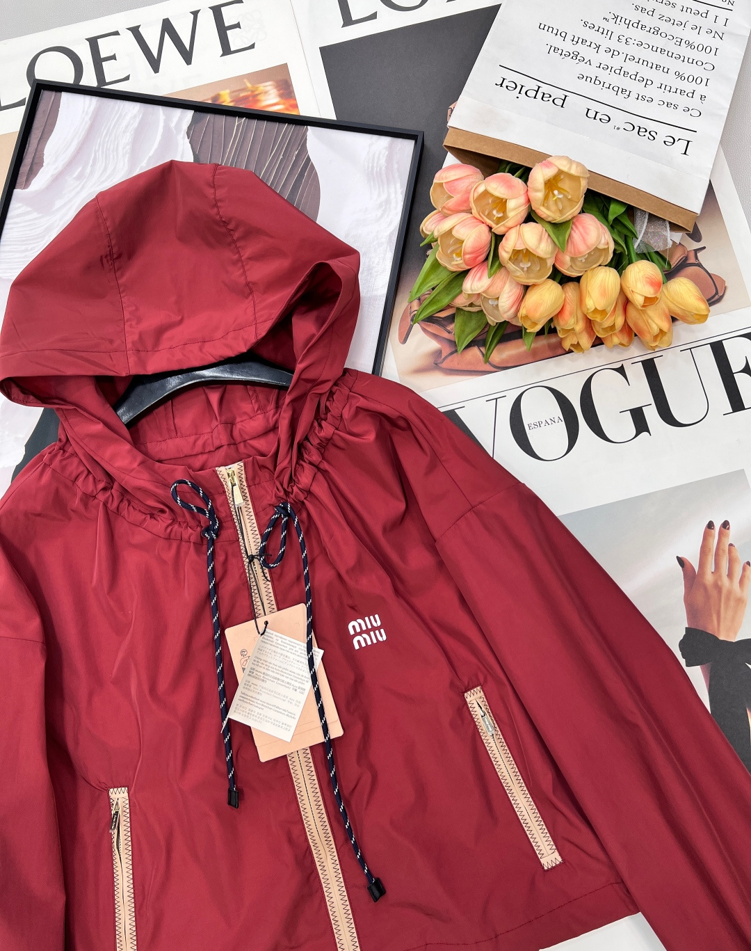 🆕MIU MIU 薄款尼龙字母防晒休闲外套原版定制面料轻盈舒适透气质感超赞 经典连帽百搭版型减龄少女风 