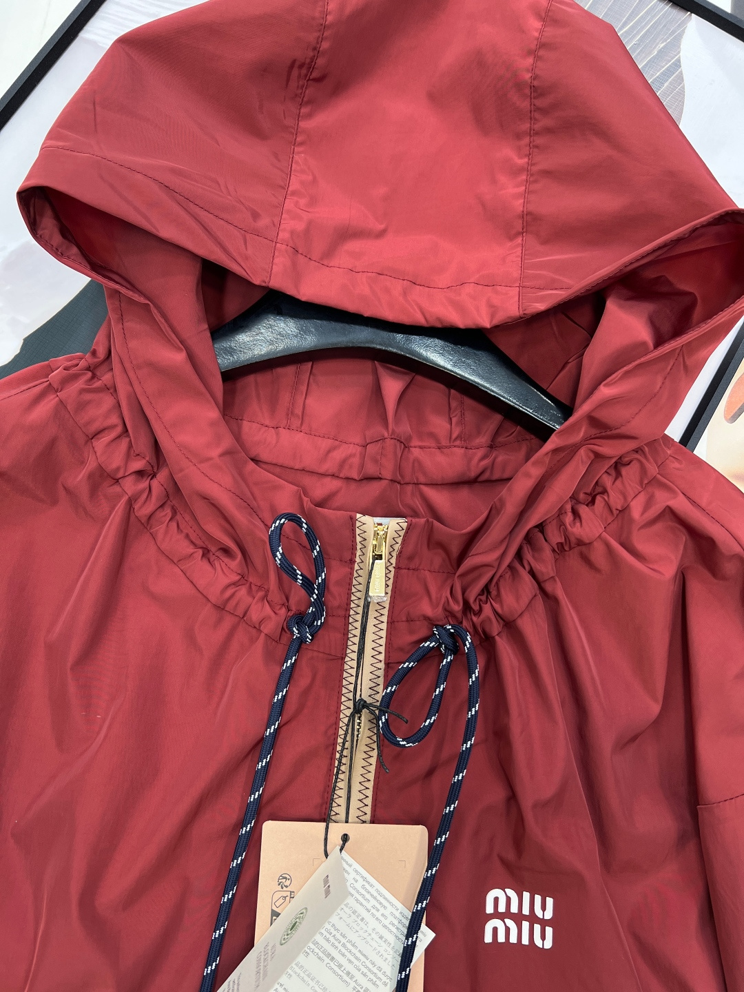🆕MIU MIU 薄款尼龙字母防晒休闲外套原版定制面料轻盈舒适透气质感超赞 经典连帽百搭版型减龄少女风 