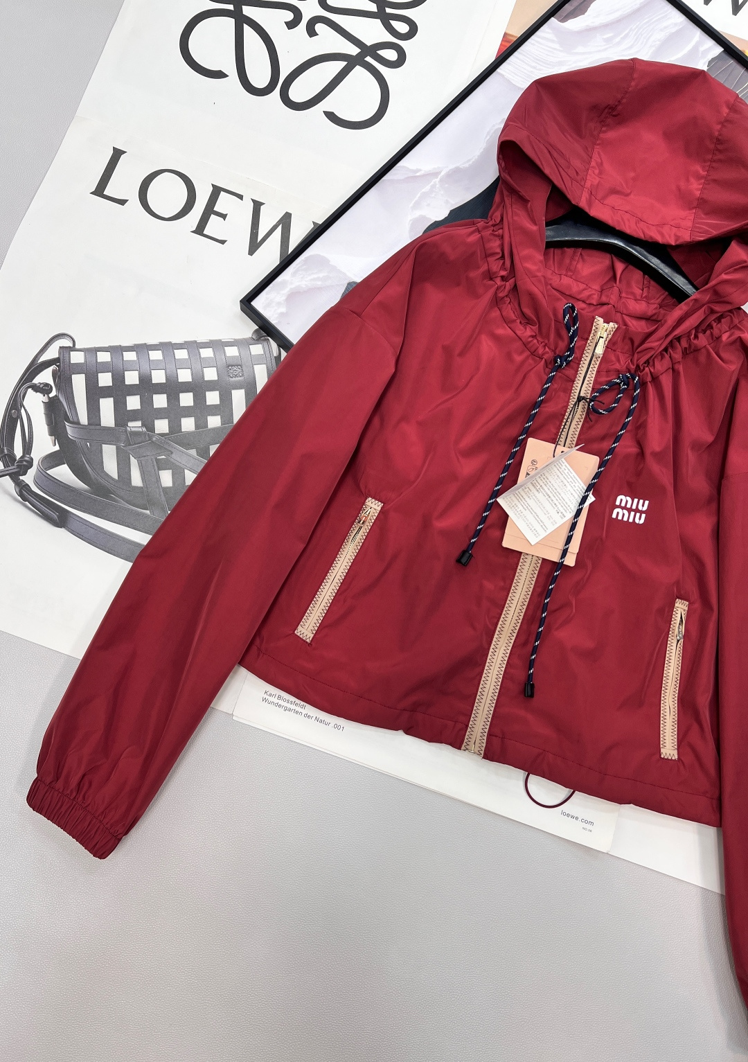 🆕MIU MIU 薄款尼龙字母防晒休闲外套原版定制面料轻盈舒适透气质感超赞 经典连帽百搭版型减龄少女风 