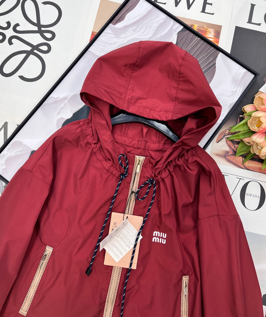 🆕MIU MIU 薄款尼龙字母防晒休闲外套原版定制面料轻盈舒适透气质感超赞 经典连帽百搭版型减龄少女风 