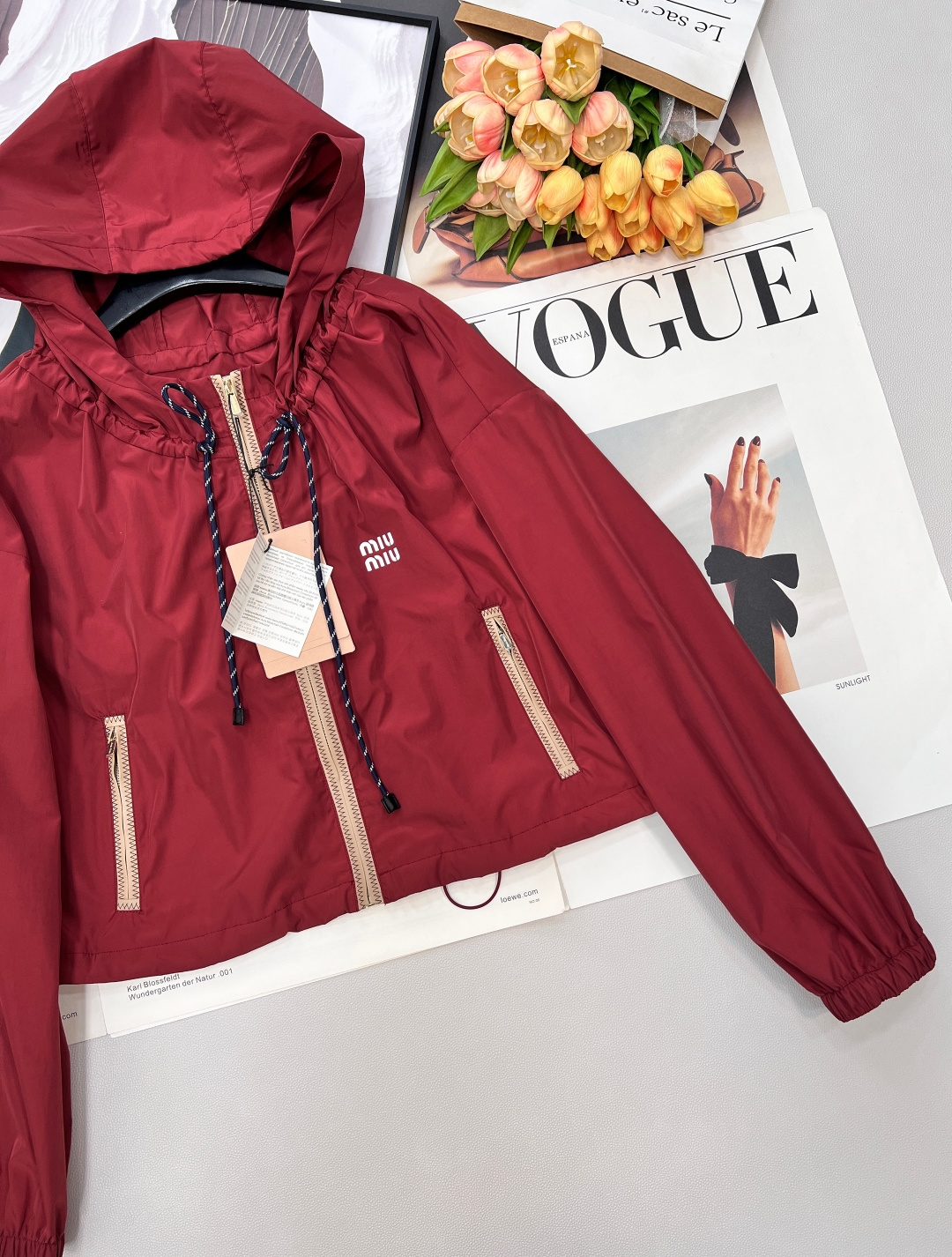 🆕MIU MIU 薄款尼龙字母防晒休闲外套原版定制面料轻盈舒适透气质感超赞 经典连帽百搭版型减龄少女风 