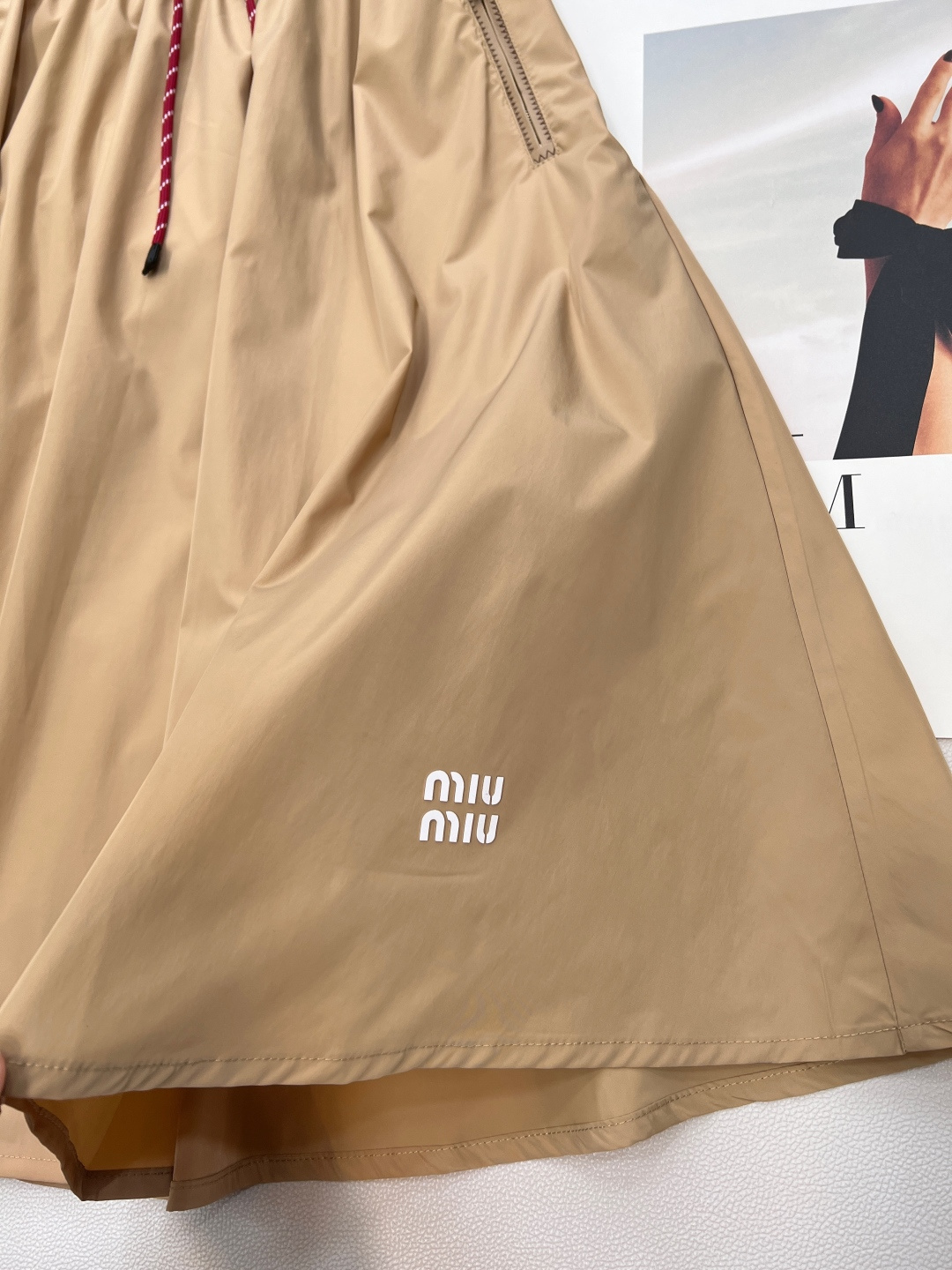 🆕MIU MIU 薄款尼龙字母防晒休闲长裙原版定制面料轻盈舒适透气质感超赞 经典连帽百搭版型减龄少女风 