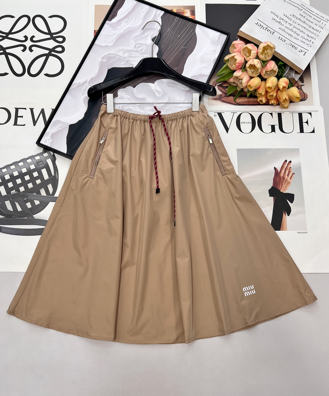 NO:738004,MIU MIU Thin nylon lettered sun protection casual long skirt. The original customized fabric is light, comfortable, breathable and has a great texture. The classic hooded and versatile version has an age-reducing girlish style. It is fashionable and handsome with a leather lip and red webbing, which is sweet and salty!  It’s versatile and doesn’t pick anyone, so don’t miss it if you have a beautiful upper body!  Summer wear is casual and lazy, the retro color design is simple and unique, and it is very wearable!  Super popular style. The jacket can be matched with the same style of jacket, shorts or long skirt. It has a girly feeling full of vitality. It can be sweet or salty. It can be worn in a complete set to look stylish and reduce age. The high-end fashion series is out!  Jacket, shorts and long skirt, complete with three labels and three colors!  Size sml code,,miumiu,skirts,shorts,jackets & coats,hats,19860909MIU MIU 薄款尼龙字母防晒休闲长裙 原版定制面料轻盈舒适透气质感超赞 经典连帽百搭版型减龄少女风 搭配皮口红色织带时髦帅气可甜可盐！百搭不挑人上身美的不要不要的！ 夏日穿搭随性慵懒感 复古配色设计风格简约独特 实穿性很好！ 超级爆款 外套搭配同款 外套 短裤 长款半裙都ok 元气满满的少女感 可甜可盐 成套出街洋气减龄 高级时髦系列出！外套 短裤 长裙,三标齐全,三色出！ 尺码sml 编码,,miumiu,skirts,shorts,jackets & coats,hats,,Women's clothing