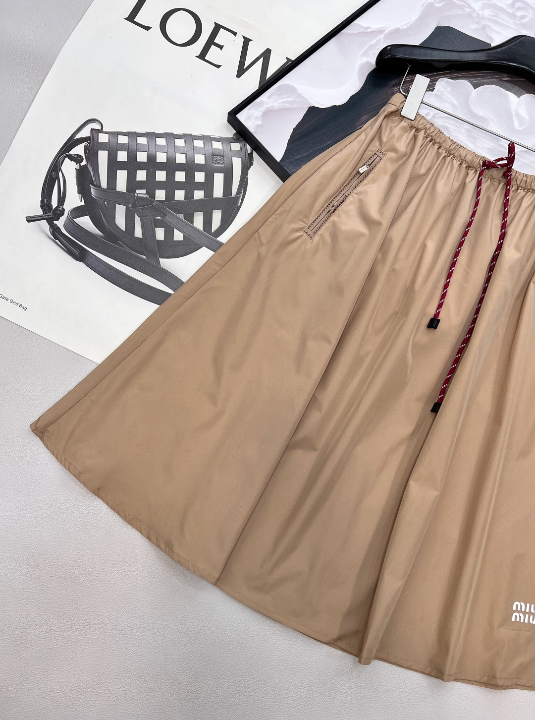 🆕MIU MIU 薄款尼龙字母防晒休闲长裙原版定制面料轻盈舒适透气质感超赞 经典连帽百搭版型减龄少女风 