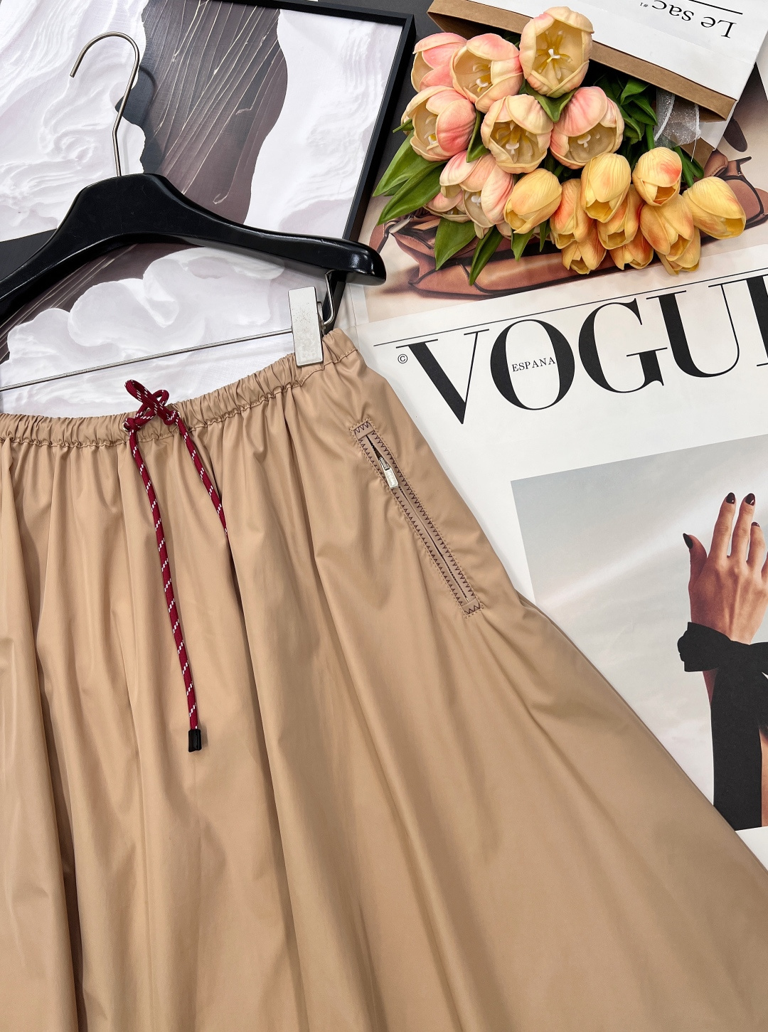 🆕MIU MIU 薄款尼龙字母防晒休闲长裙原版定制面料轻盈舒适透气质感超赞 经典连帽百搭版型减龄少女风 