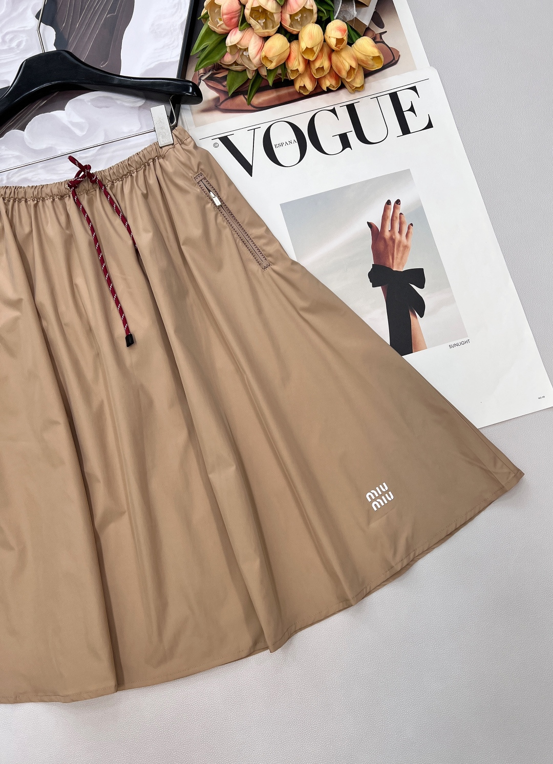 🆕MIU MIU 薄款尼龙字母防晒休闲长裙原版定制面料轻盈舒适透气质感超赞 经典连帽百搭版型减龄少女风 
