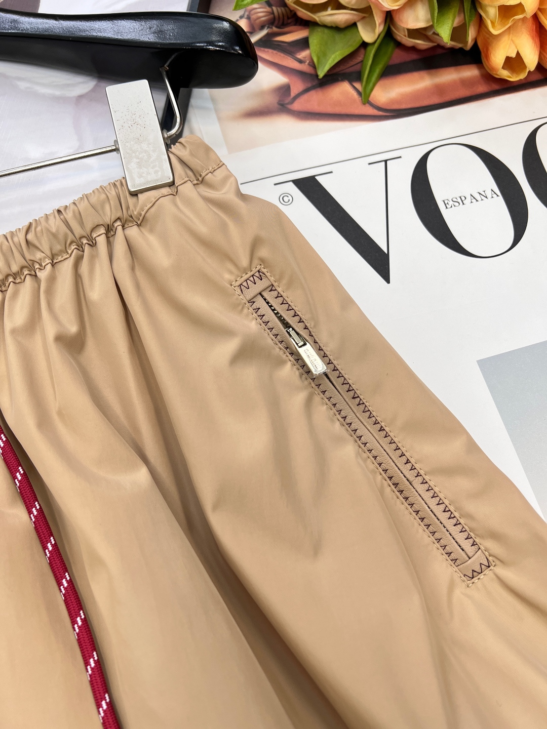 🆕MIU MIU 薄款尼龙字母防晒休闲长裙原版定制面料轻盈舒适透气质感超赞 经典连帽百搭版型减龄少女风 