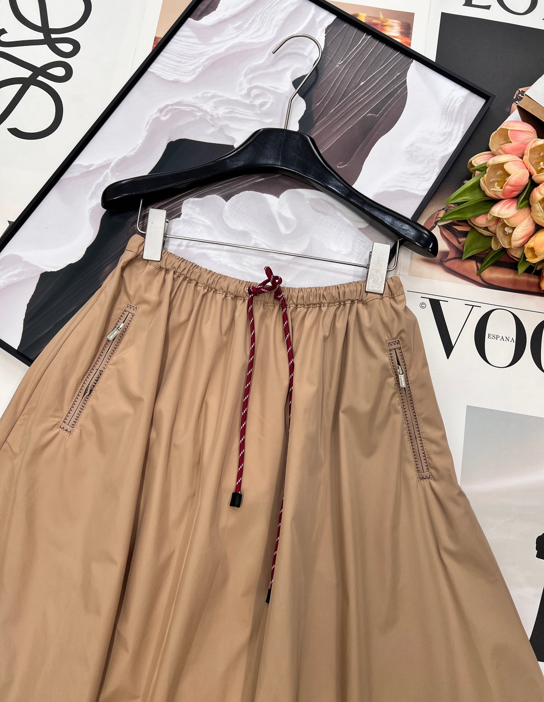 🆕MIU MIU 薄款尼龙字母防晒休闲长裙原版定制面料轻盈舒适透气质感超赞 经典连帽百搭版型减龄少女风 