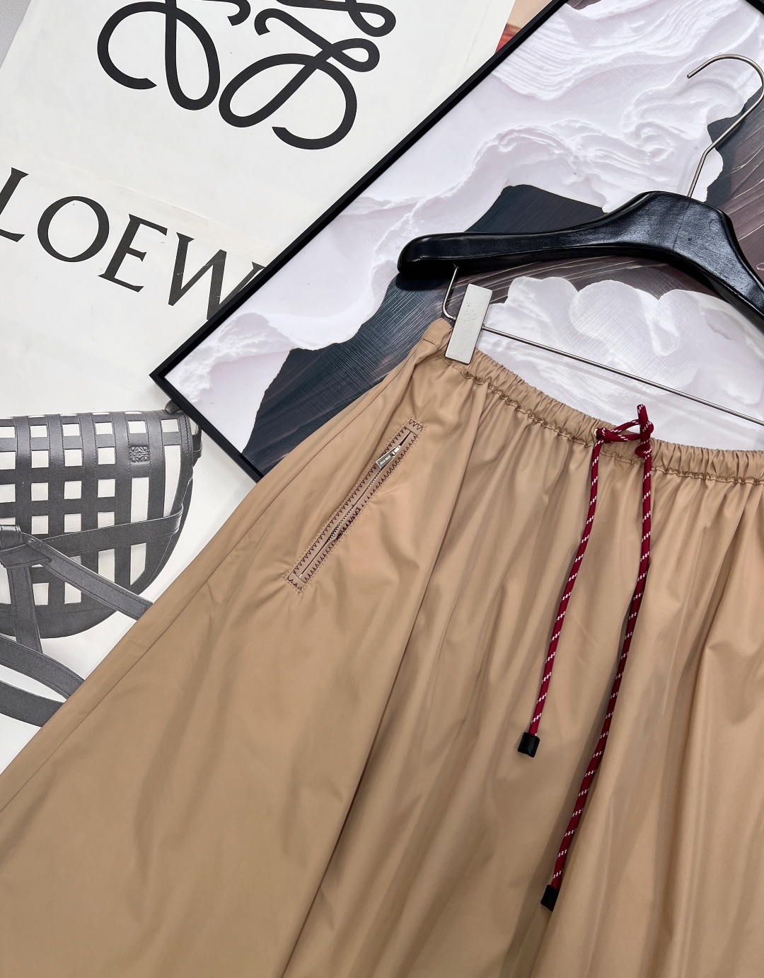 🆕MIU MIU 薄款尼龙字母防晒休闲长裙原版定制面料轻盈舒适透气质感超赞 经典连帽百搭版型减龄少女风 