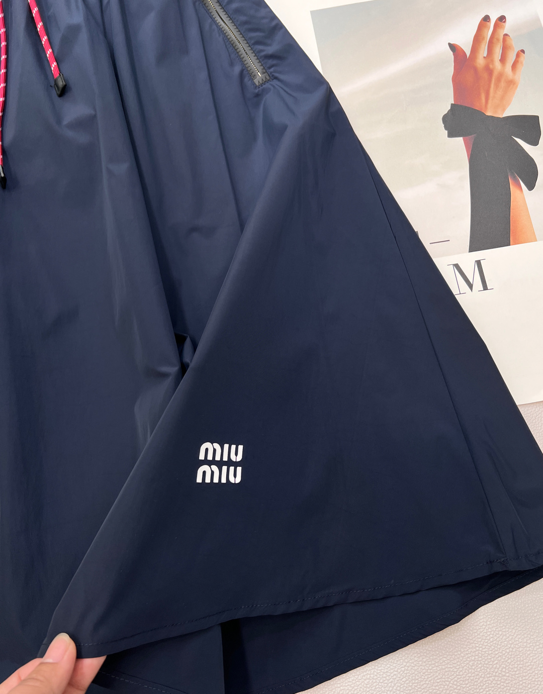 🆕MIU MIU 薄款尼龙字母防晒休闲长裙原版定制面料轻盈舒适透气质感超赞 经典连帽百搭版型减龄少女风 