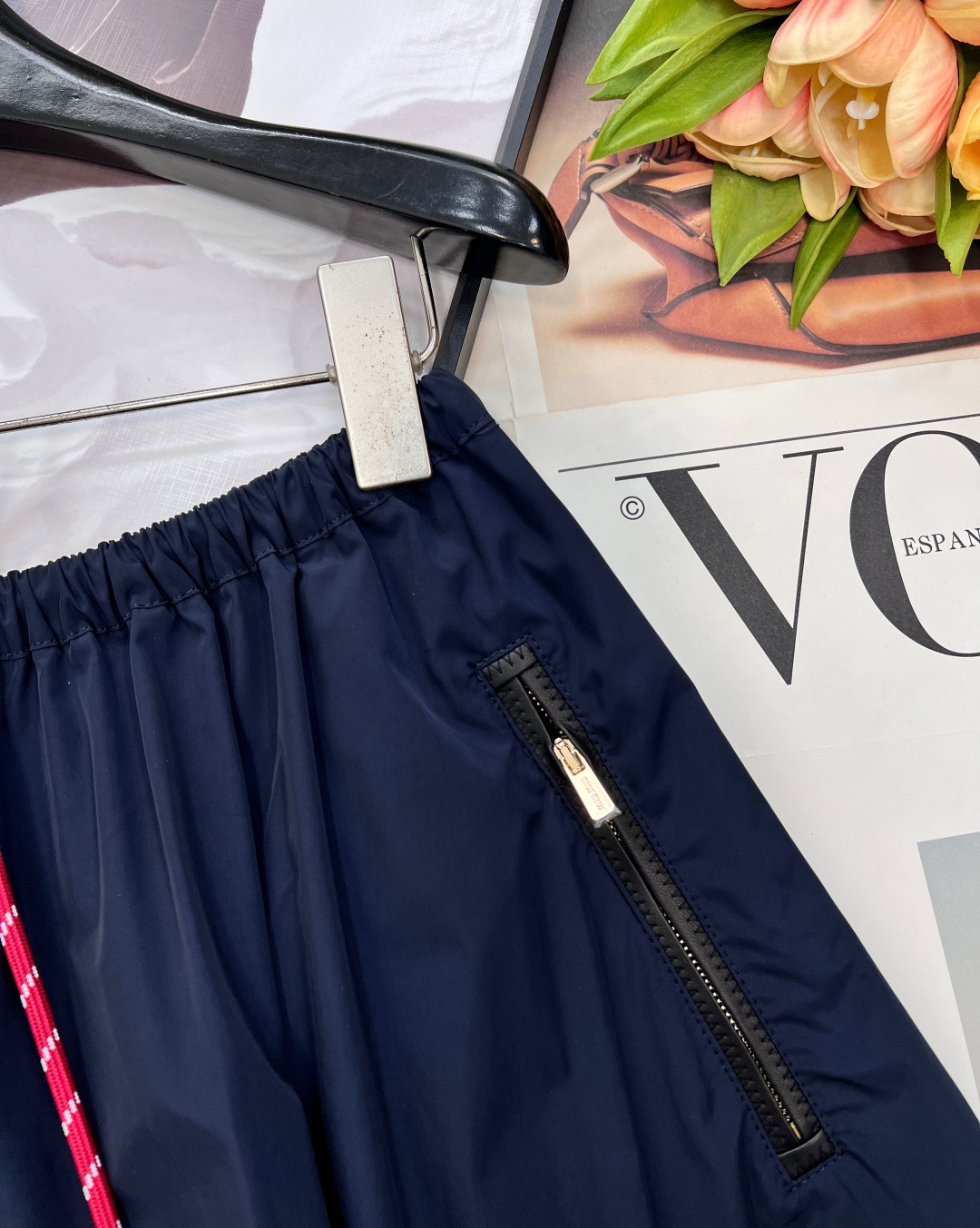 🆕MIU MIU 薄款尼龙字母防晒休闲长裙原版定制面料轻盈舒适透气质感超赞 经典连帽百搭版型减龄少女风 