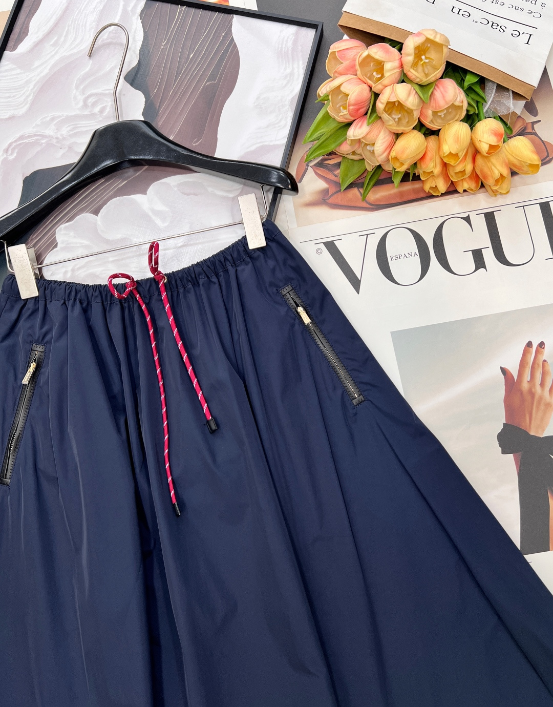 🆕MIU MIU 薄款尼龙字母防晒休闲长裙原版定制面料轻盈舒适透气质感超赞 经典连帽百搭版型减龄少女风 