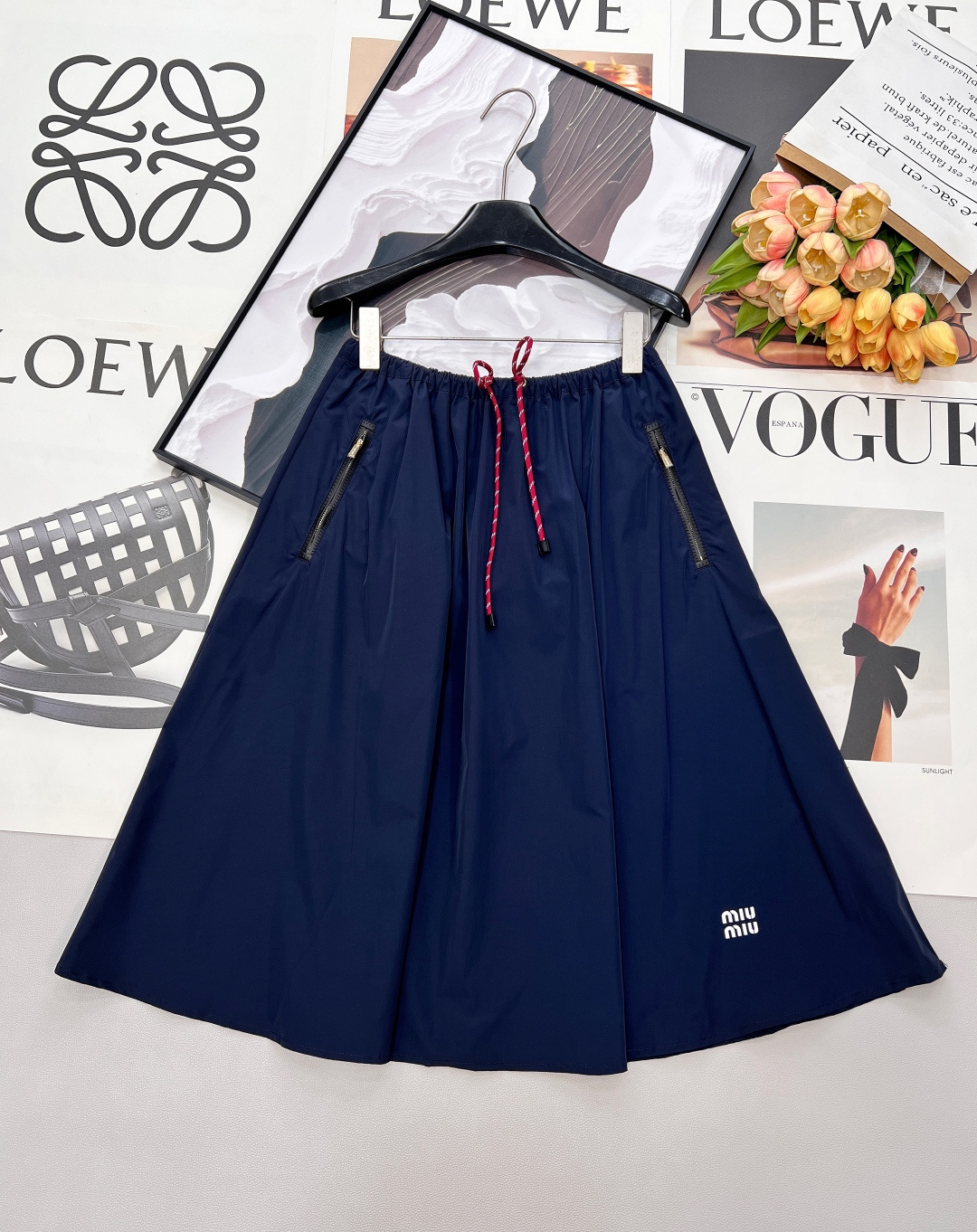 NO:738008,MIU MIU Thin nylon lettered sun protection casual long skirt. The original customized fabric is light, comfortable, breathable and has a great texture. The classic hooded and versatile version has an age-reducing girlish style. It is fashionable and handsome with a leather lip and red webbing, which is sweet and salty!  It’s versatile and doesn’t pick anyone, so don’t miss it if you have a beautiful upper body!  Summer wear is casual and lazy, the retro color design is simple and unique, and it is very wearable!  Super popular style. The jacket can be matched with the same style of jacket, shorts or long skirt. It has a girly feeling full of vitality. It can be sweet or salty. It can be worn in a complete set to look stylish and reduce age. The high-end fashion series is out!  Jacket, shorts and long skirt, complete with three labels and three colors!  Size sml code,,miumiu,skirts,shorts,jackets & coats,hats,19860909MIU MIU 薄款尼龙字母防晒休闲长裙 原版定制面料轻盈舒适透气质感超赞 经典连帽百搭版型减龄少女风 搭配皮口红色织带时髦帅气可甜可盐！百搭不挑人上身美的不要不要的！ 夏日穿搭随性慵懒感 复古配色设计风格简约独特 实穿性很好！ 超级爆款 外套搭配同款 外套 短裤 长款半裙都ok 元气满满的少女感 可甜可盐 成套出街洋气减龄 高级时髦系列出！外套 短裤 长裙,三标齐全,三色出！ 尺码sml 编码,,miumiu,skirts,shorts,jackets & coats,hats,,Women's clothing