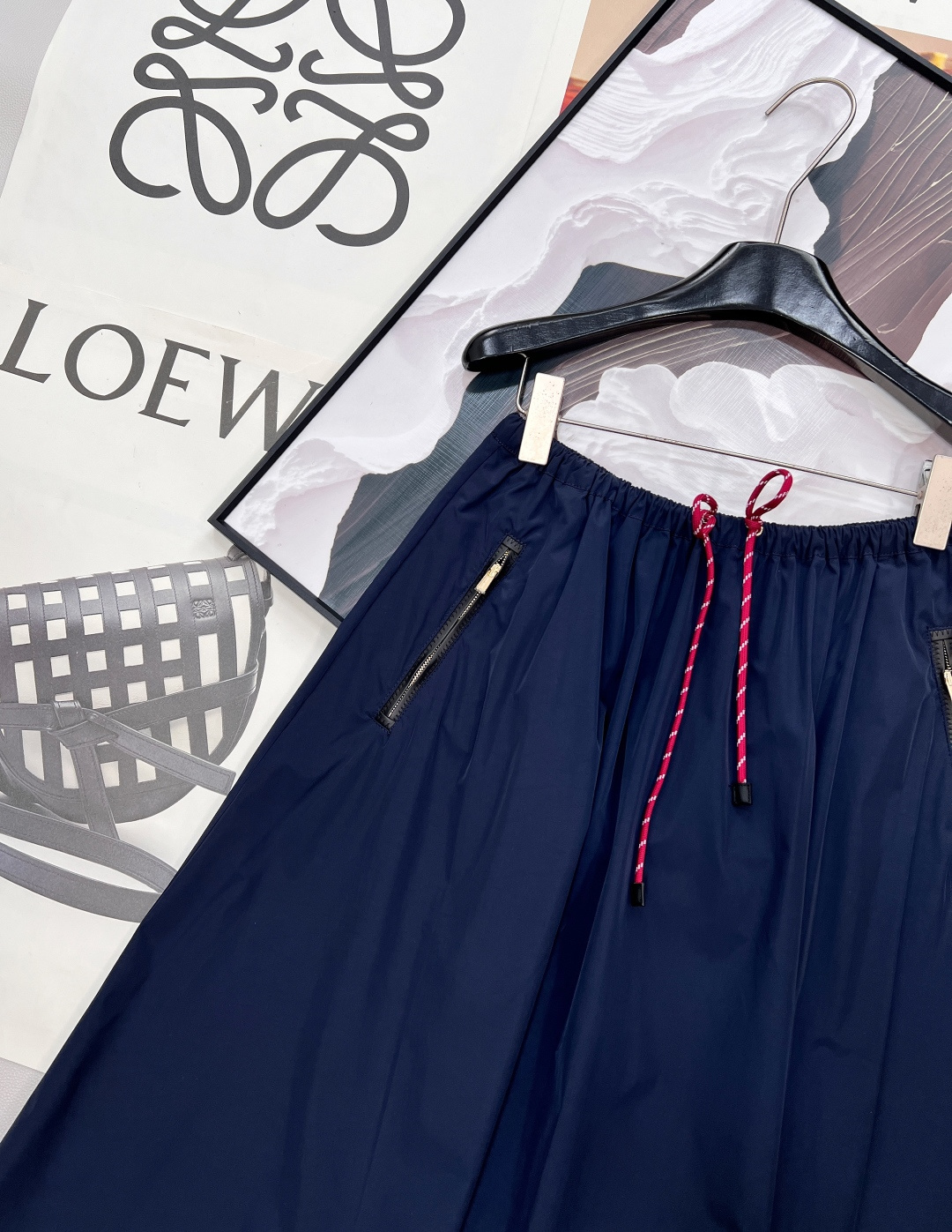 🆕MIU MIU 薄款尼龙字母防晒休闲长裙原版定制面料轻盈舒适透气质感超赞 经典连帽百搭版型减龄少女风 