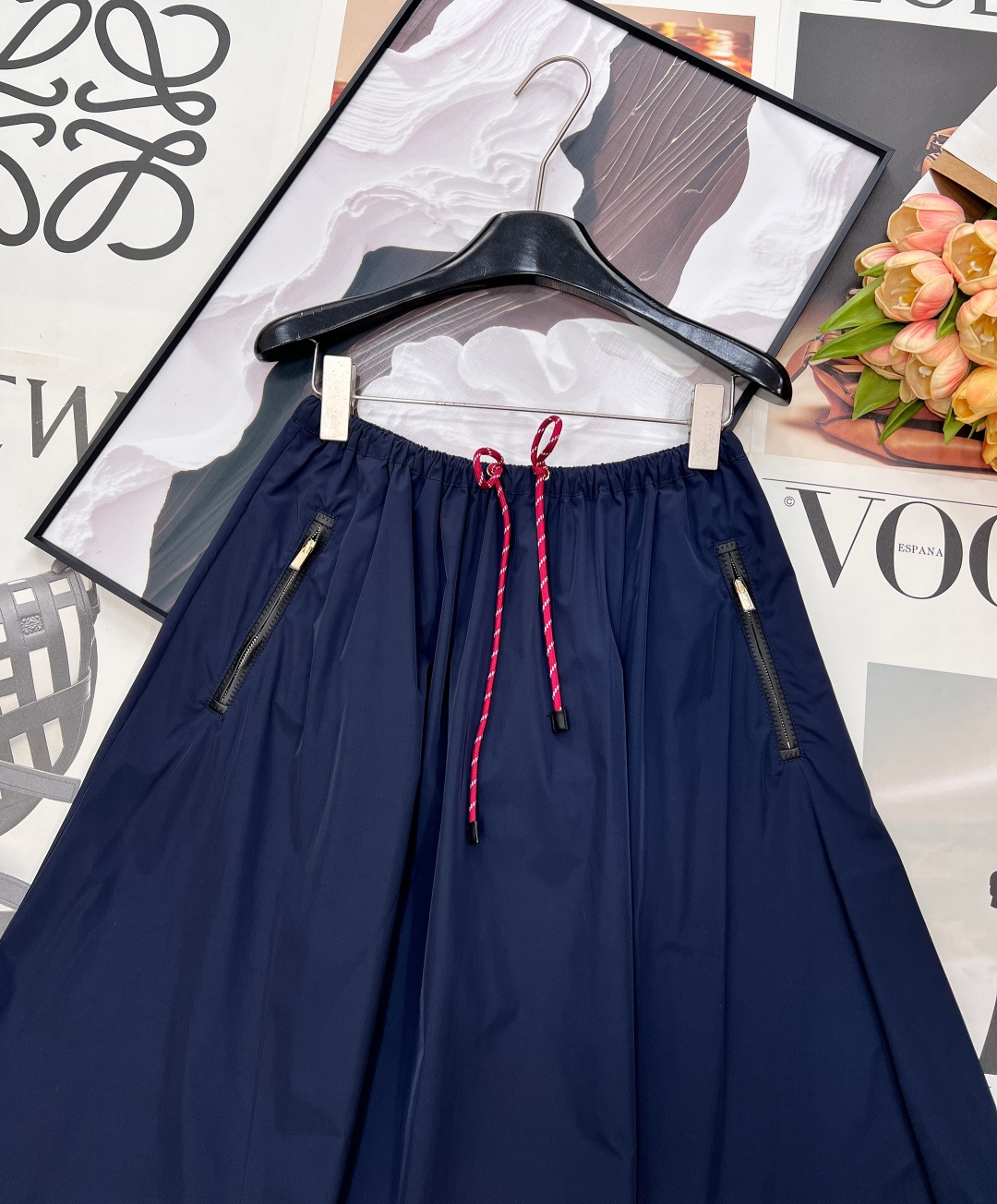 🆕MIU MIU 薄款尼龙字母防晒休闲长裙原版定制面料轻盈舒适透气质感超赞 经典连帽百搭版型减龄少女风 