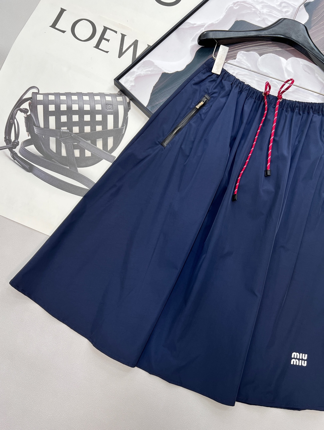 🆕MIU MIU 薄款尼龙字母防晒休闲长裙原版定制面料轻盈舒适透气质感超赞 经典连帽百搭版型减龄少女风 