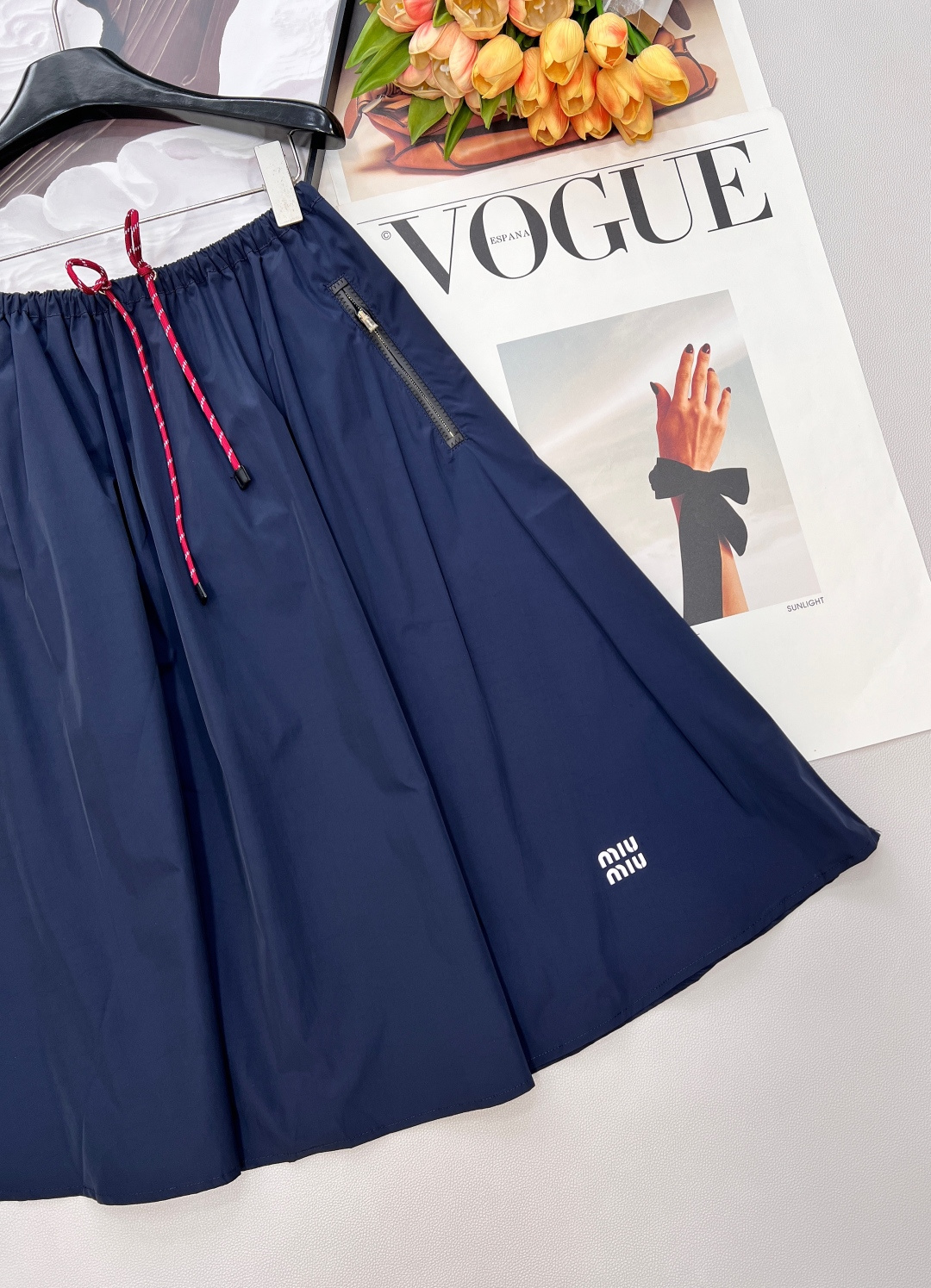 🆕MIU MIU 薄款尼龙字母防晒休闲长裙原版定制面料轻盈舒适透气质感超赞 经典连帽百搭版型减龄少女风 