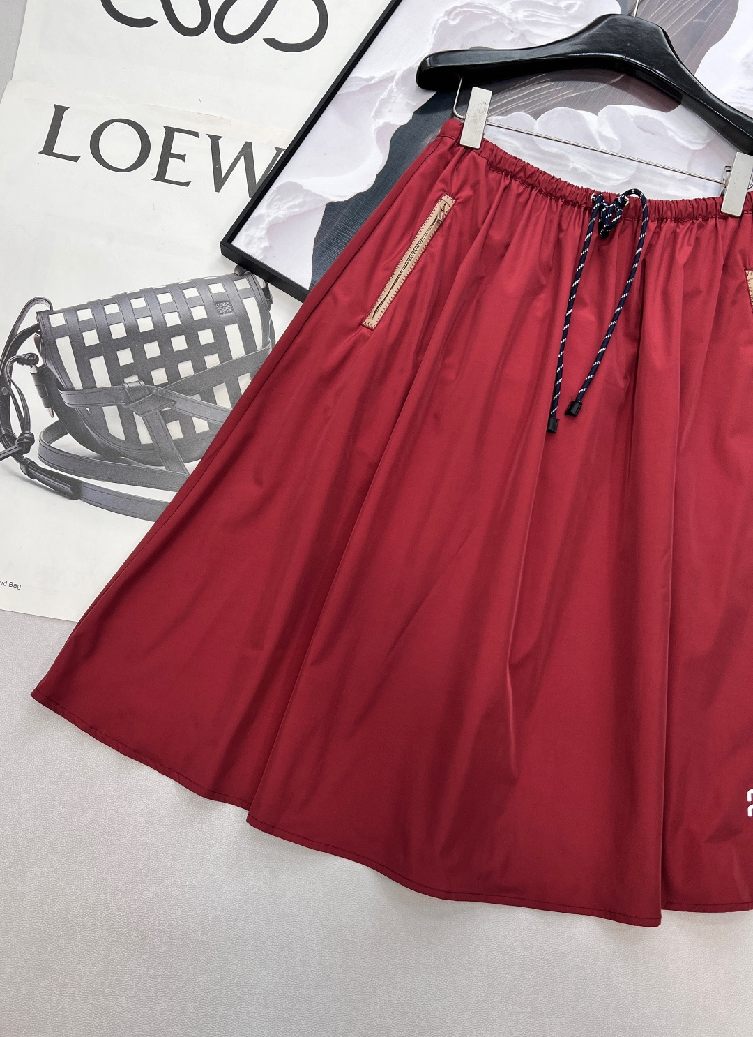 🆕MIU MIU 薄款尼龙字母防晒休闲长裙原版定制面料轻盈舒适透气质感超赞 经典连帽百搭版型减龄少女风 