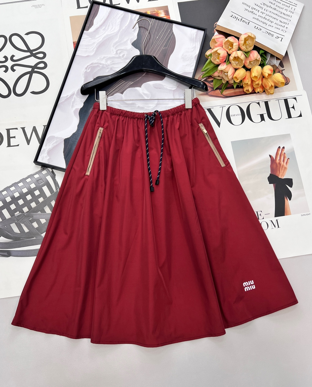 NO:738002,MIU MIU Thin nylon lettered sun protection casual long skirt. The original customized fabric is light, comfortable, breathable and has a great texture. The classic hooded and versatile version has an age-reducing girlish style. It is fashionable and handsome with a leather lip and red webbing, which is sweet and salty!  It’s versatile and doesn’t pick anyone, so don’t miss it if you have a beautiful upper body!  Summer wear is casual and lazy, the retro color design is simple and unique, and it is very wearable!  Super popular style. The jacket can be matched with the same style of jacket, shorts or long skirt. It has a girly feeling full of vitality. It can be sweet or salty. It can be worn in a complete set to look stylish and reduce age. The high-end fashion series is out!  Jacket, shorts and long skirt, complete with three labels and three colors!  Size sml code,,miumiu,skirts,shorts,jackets & coats,hats,19860909MIU MIU 薄款尼龙字母防晒休闲长裙 原版定制面料轻盈舒适透气质感超赞 经典连帽百搭版型减龄少女风 搭配皮口红色织带时髦帅气可甜可盐！百搭不挑人上身美的不要不要的！ 夏日穿搭随性慵懒感 复古配色设计风格简约独特 实穿性很好！ 超级爆款 外套搭配同款 外套 短裤 长款半裙都ok 元气满满的少女感 可甜可盐 成套出街洋气减龄 高级时髦系列出！外套 短裤 长裙,三标齐全,三色出！ 尺码sml 编码,,miumiu,skirts,shorts,jackets & coats,hats,,Women's clothing