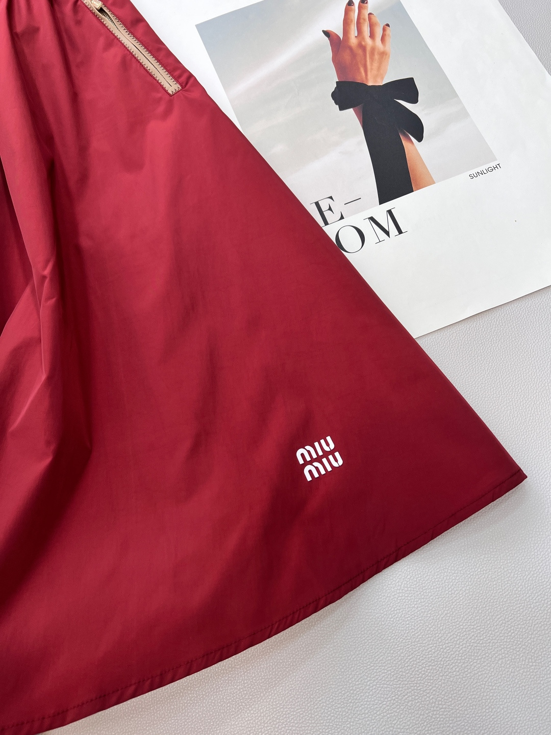 🆕MIU MIU 薄款尼龙字母防晒休闲长裙原版定制面料轻盈舒适透气质感超赞 经典连帽百搭版型减龄少女风 