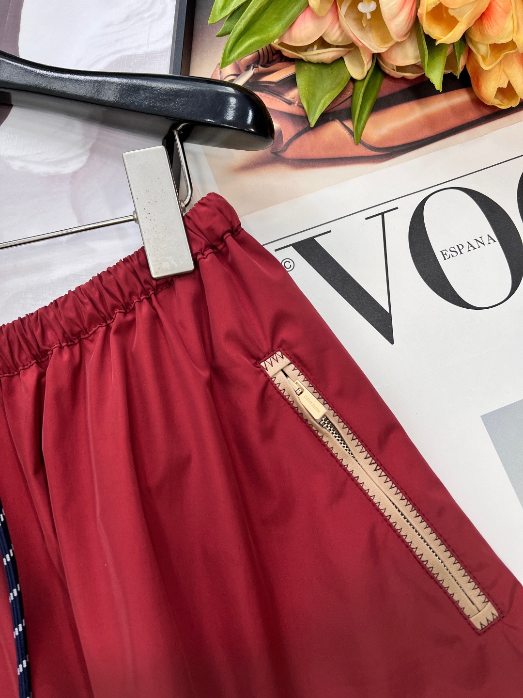 🆕MIU MIU 薄款尼龙字母防晒休闲长裙原版定制面料轻盈舒适透气质感超赞 经典连帽百搭版型减龄少女风 