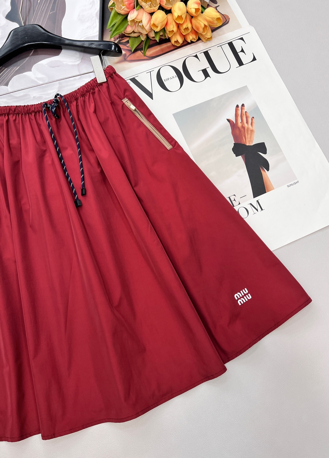 🆕MIU MIU 薄款尼龙字母防晒休闲长裙原版定制面料轻盈舒适透气质感超赞 经典连帽百搭版型减龄少女风 