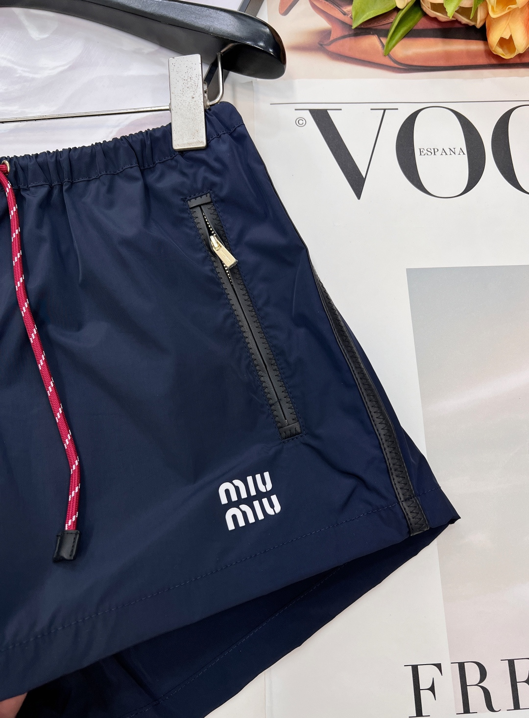 🆕MIU MIU 薄款尼龙字母防晒休闲短裤原版定制面料轻盈舒适透气质感超赞 经典连帽百搭版型减龄少女风 