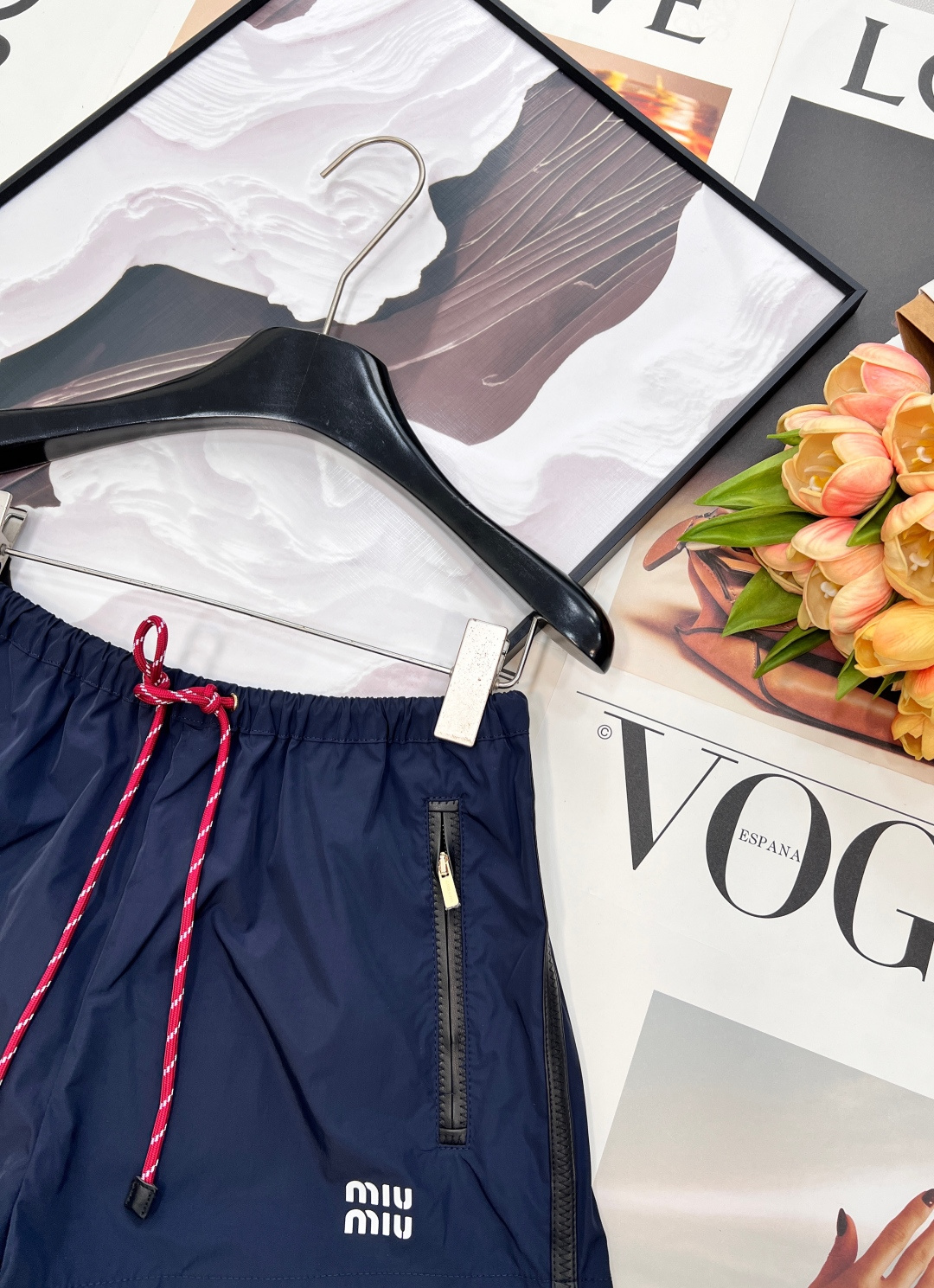 🆕MIU MIU 薄款尼龙字母防晒休闲短裤原版定制面料轻盈舒适透气质感超赞 经典连帽百搭版型减龄少女风 