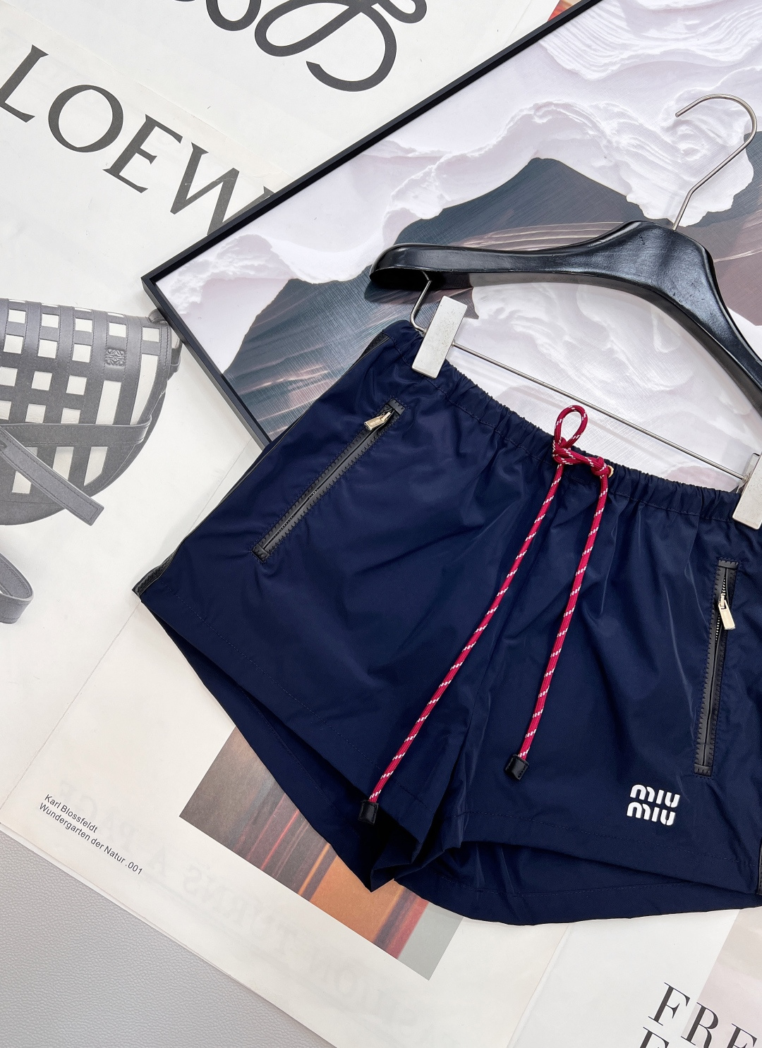 🆕MIU MIU 薄款尼龙字母防晒休闲短裤原版定制面料轻盈舒适透气质感超赞 经典连帽百搭版型减龄少女风 