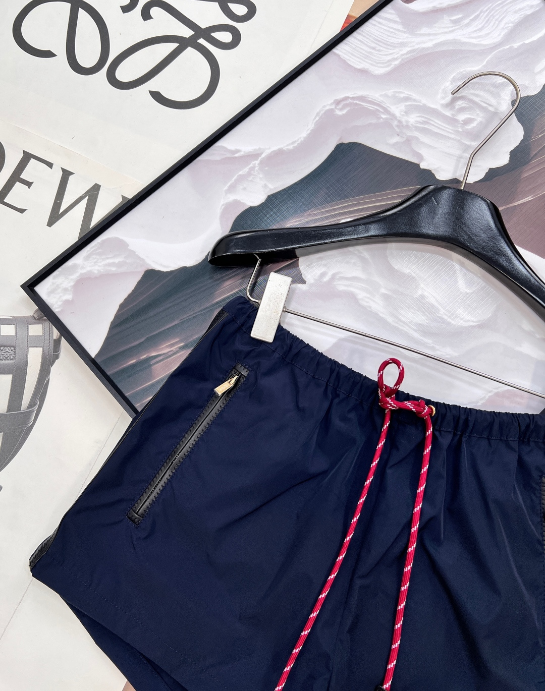 🆕MIU MIU 薄款尼龙字母防晒休闲短裤原版定制面料轻盈舒适透气质感超赞 经典连帽百搭版型减龄少女风 