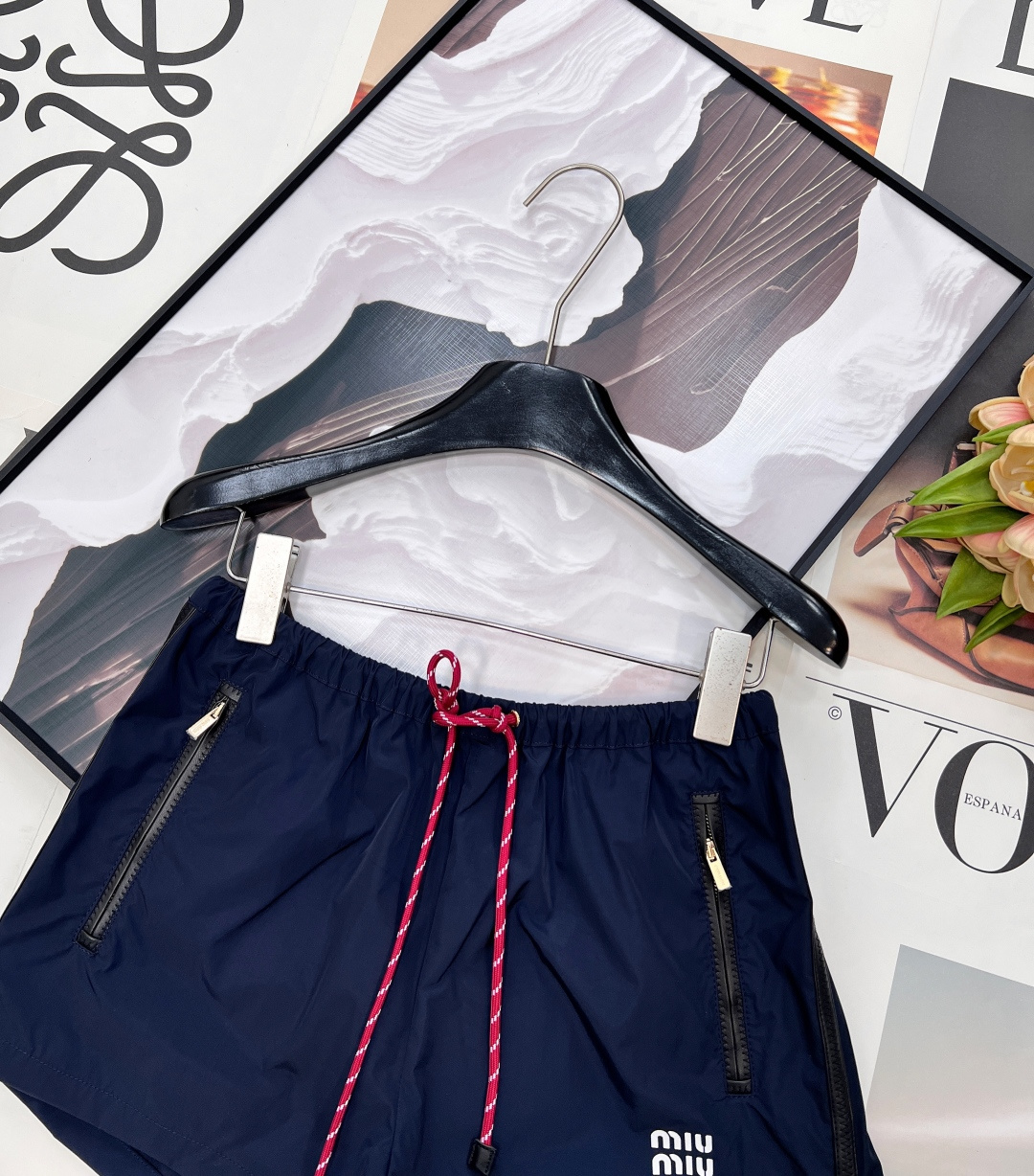 🆕MIU MIU 薄款尼龙字母防晒休闲短裤原版定制面料轻盈舒适透气质感超赞 经典连帽百搭版型减龄少女风 