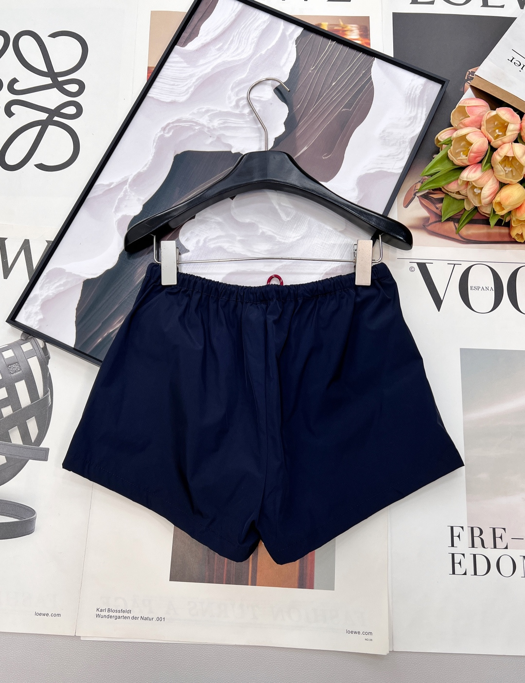 🆕MIU MIU 薄款尼龙字母防晒休闲短裤原版定制面料轻盈舒适透气质感超赞 经典连帽百搭版型减龄少女风 