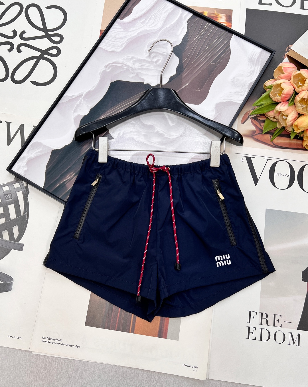 NO:737998,MIU MIU thin nylon lettered sun protection casual shorts. The original customized fabric is light, comfortable, breathable and has a great texture. The classic hooded and versatile version has an age-reducing girlish style. It is fashionable and handsome with a leather lip red webbing, which is sweet and salty!  It’s versatile and doesn’t pick anyone, so don’t miss it if you have a beautiful upper body!  Summer wear is casual and lazy, the retro color design is simple and unique, and it is very wearable!  Super popular style. The jacket is ok with matching jacket, shorts, and long skirt. It has a girlish look full of vitality. It can be sweet or salty. It is a complete set that looks fashionable and reduces age. It is a high-end fashionable jacket, shorts, and long skirt. It has three standards and three colors!  Size sml code,,miumiu,skirts,shorts,jackets & coats,hats,19860909MIU MIU 薄款尼龙字母防晒休闲短裤 原版定制面料轻盈舒适透气质感超赞 经典连帽百搭版型减龄少女风 搭配皮口红色织带时髦帅气可甜可盐！百搭不挑人上身美的不要不要的！ 夏日穿搭随性慵懒感 复古配色设计风格简约独特 实穿性很好！ 超级爆款 外套搭配同款外套短裤 长款半裙都ok 元气满满的少女感 可甜可盐 成套出街洋气减龄 高级时髦外套 短裤 长裙,三标齐全,三色出！ 尺码sml 编码,,miumiu,skirts,shorts,jackets & coats,hats,,Women's clothing