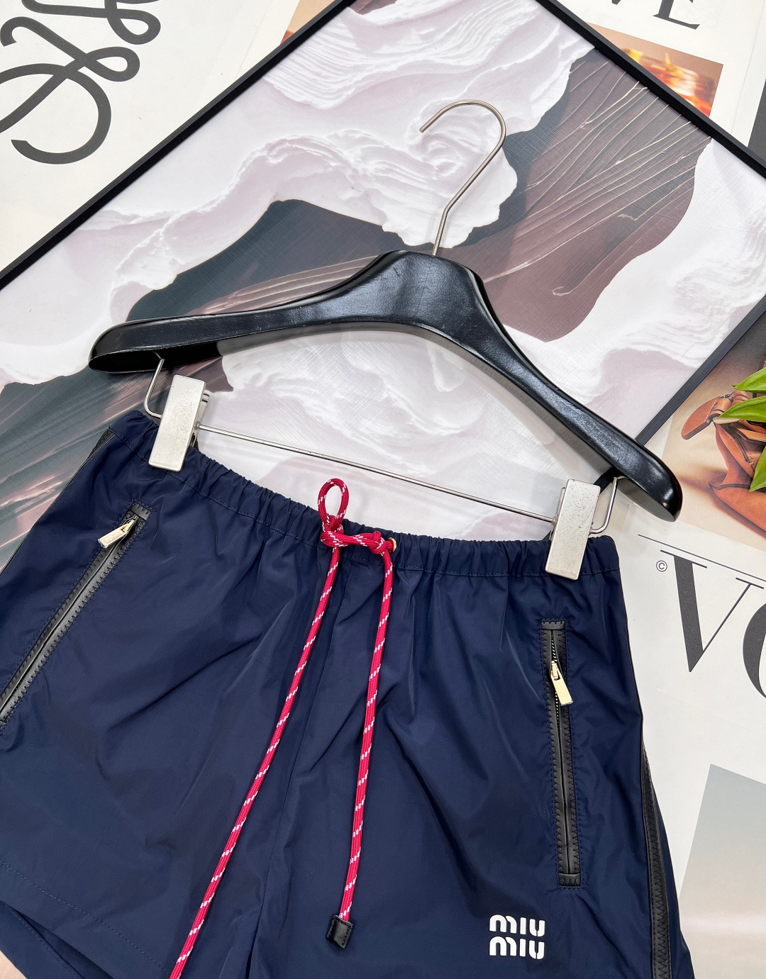 🆕MIU MIU 薄款尼龙字母防晒休闲短裤原版定制面料轻盈舒适透气质感超赞 经典连帽百搭版型减龄少女风 